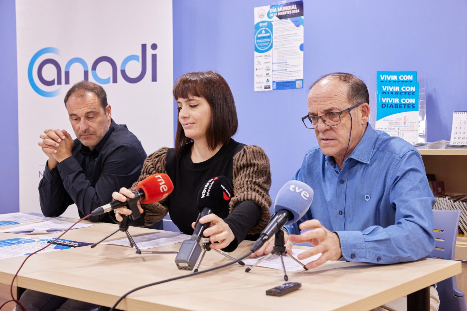 Desde la izda.: Humerto Pérez de Leiva, vicepresidente; Cristina Azagra, gerente; y Juantxo Remón, presidente de la asociación Anadi, durante la rueda de prensa