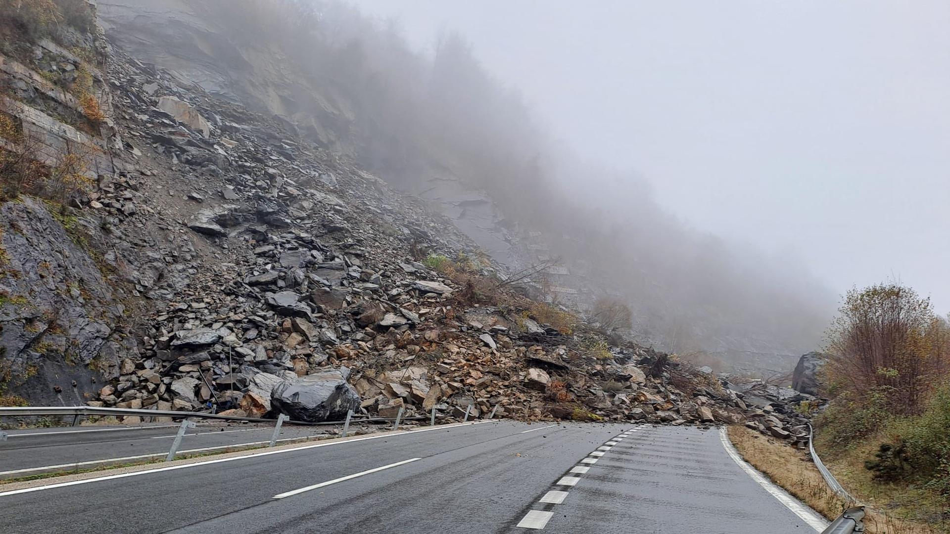 Los cuatro carriles de la autovía han quedado completamente cubiertos de piedras, tal y como se aprecia en el documento que ha compartido el ministro Óscar Puente
