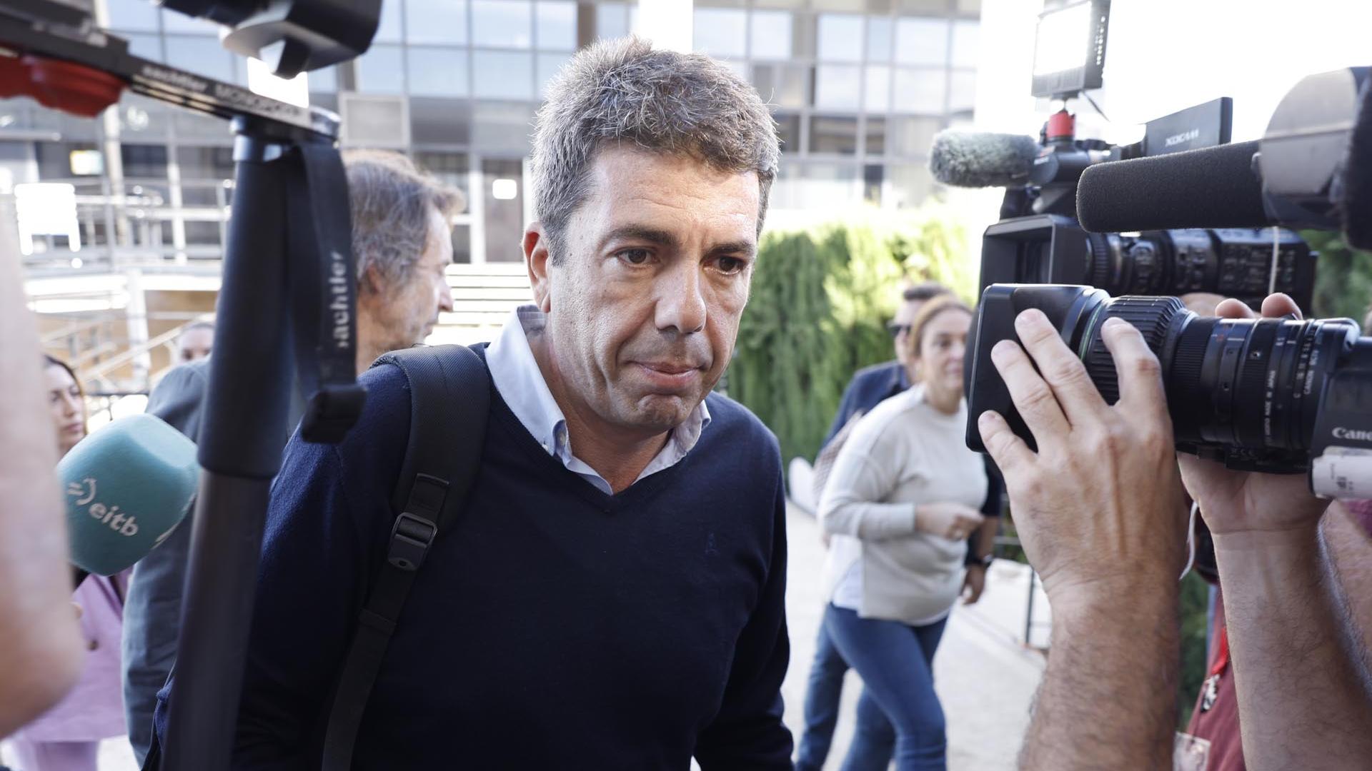 El presidente de la Generalitat valenciana Carlos Mazón a su llegada al centro de Coordinación Emergencias, este domingo en Valencia