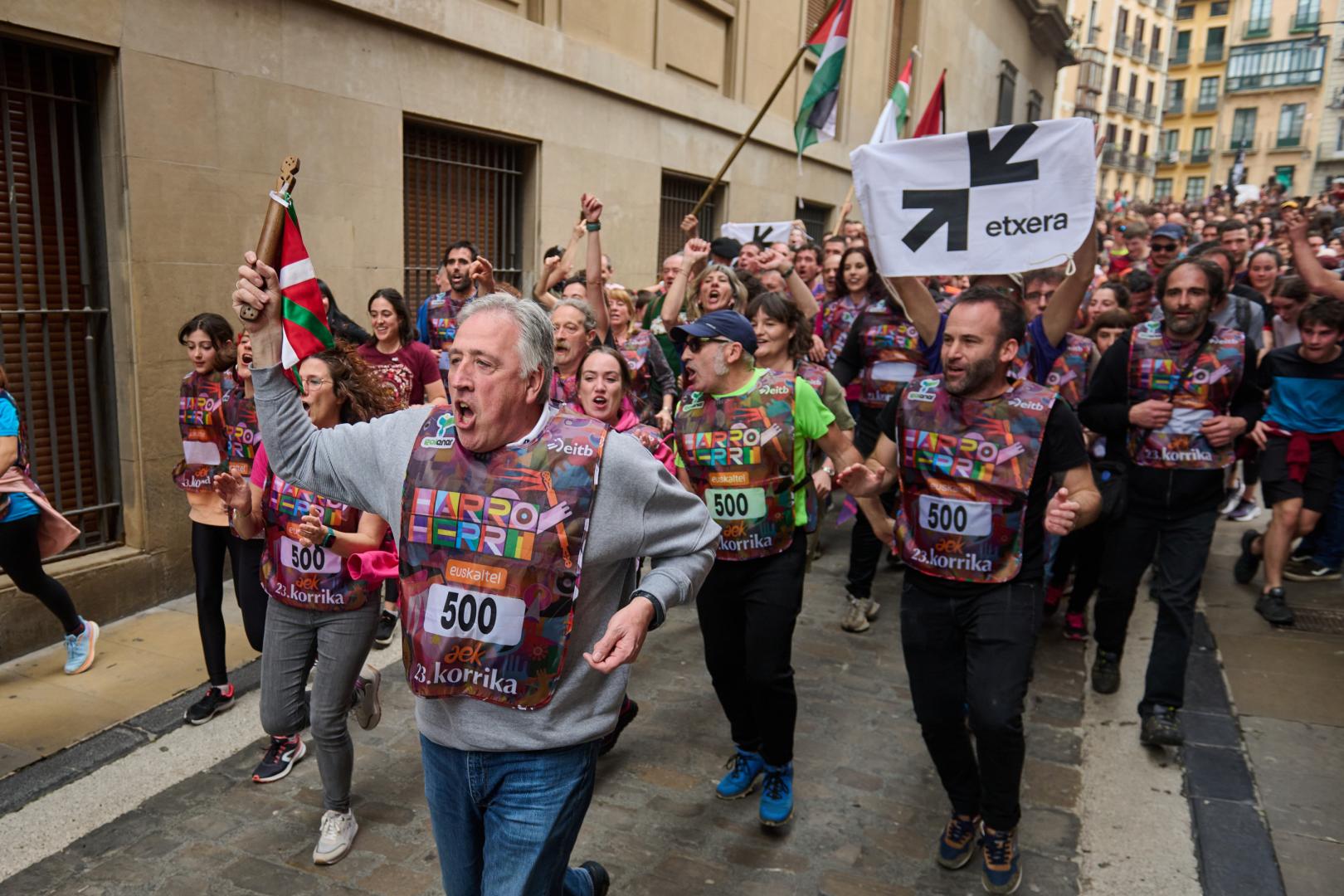 Joseba Asiron corre llevando el testigo en la edición de este 2024 de la korrika. El Ayuntamiento de Pamplona pagó 6.000 euros para ello.