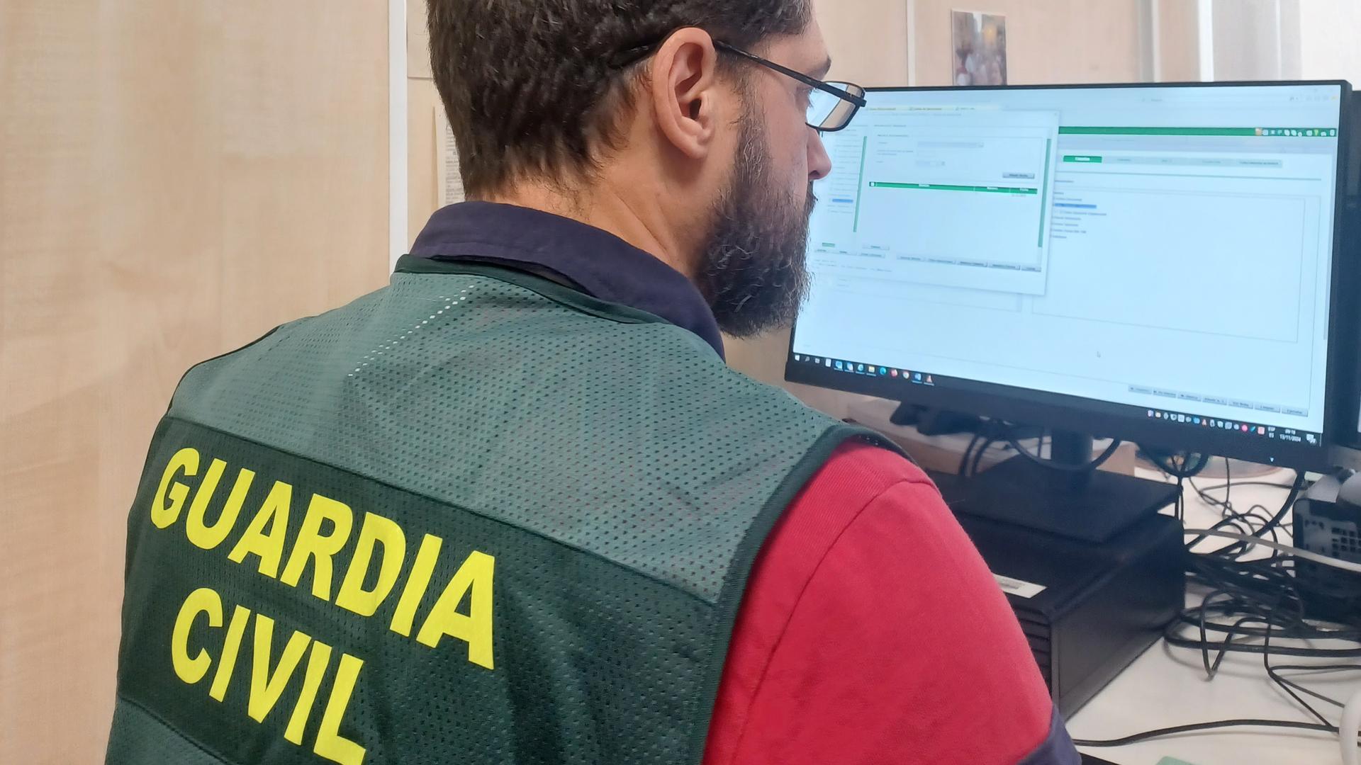 Un agente de la Guardia Civil