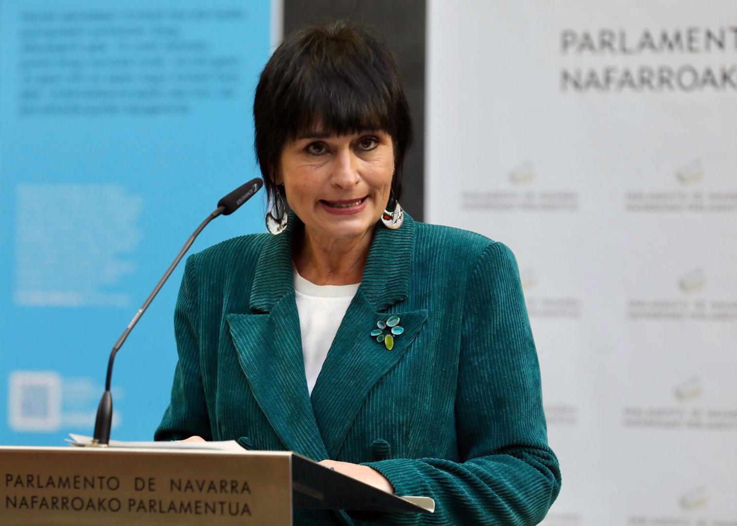 Laura Aznal, portavoz de EH Bildu, realiza declaraciones a los periodistas este jueves en el Parlamento foral