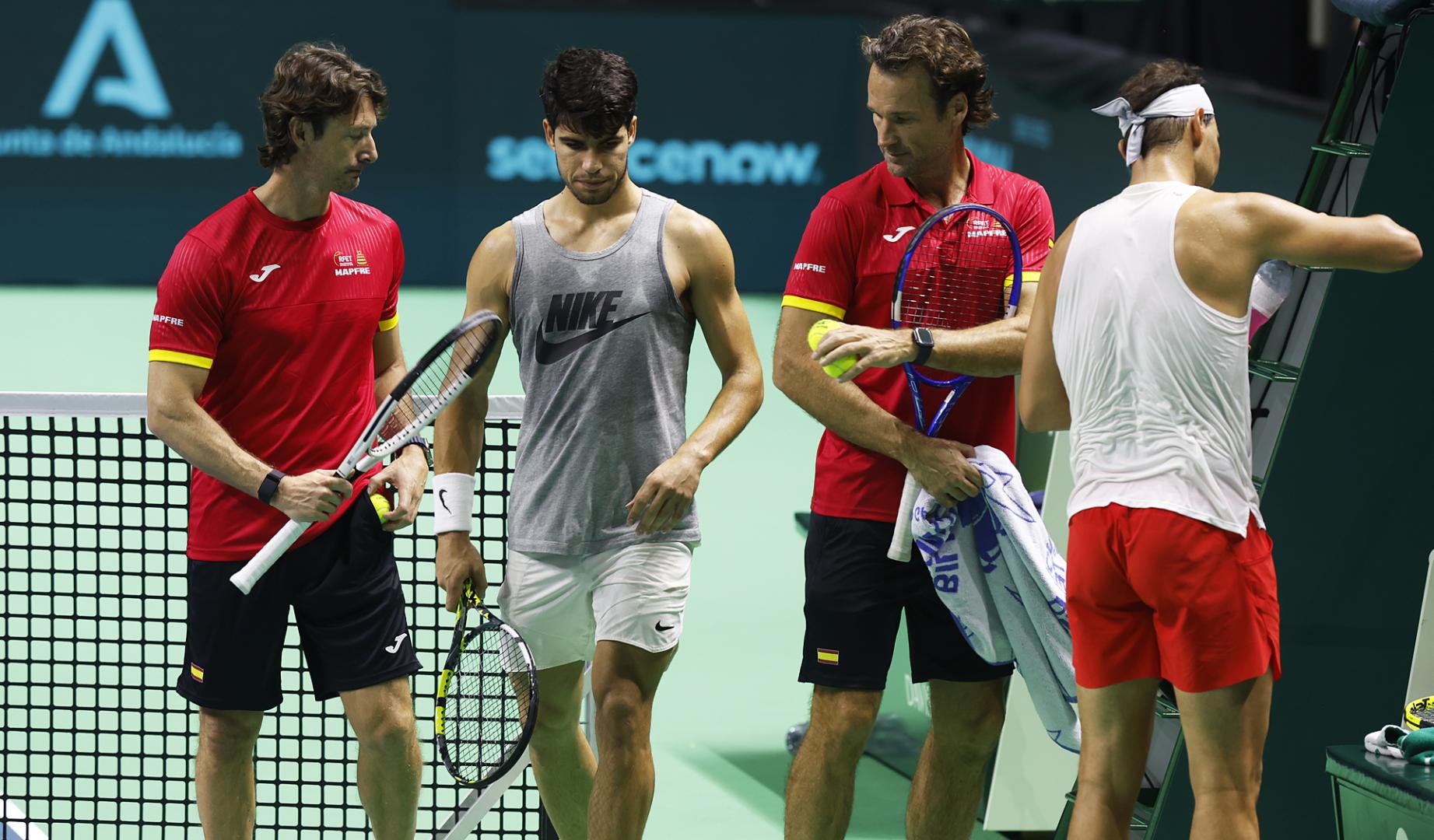 De izda. a dcha., los españoles Juan Carlos Ferrero, Carlos Alcaraz, Carlos Moyá y Rafa Nadal durante el entrenamiento de este lunes