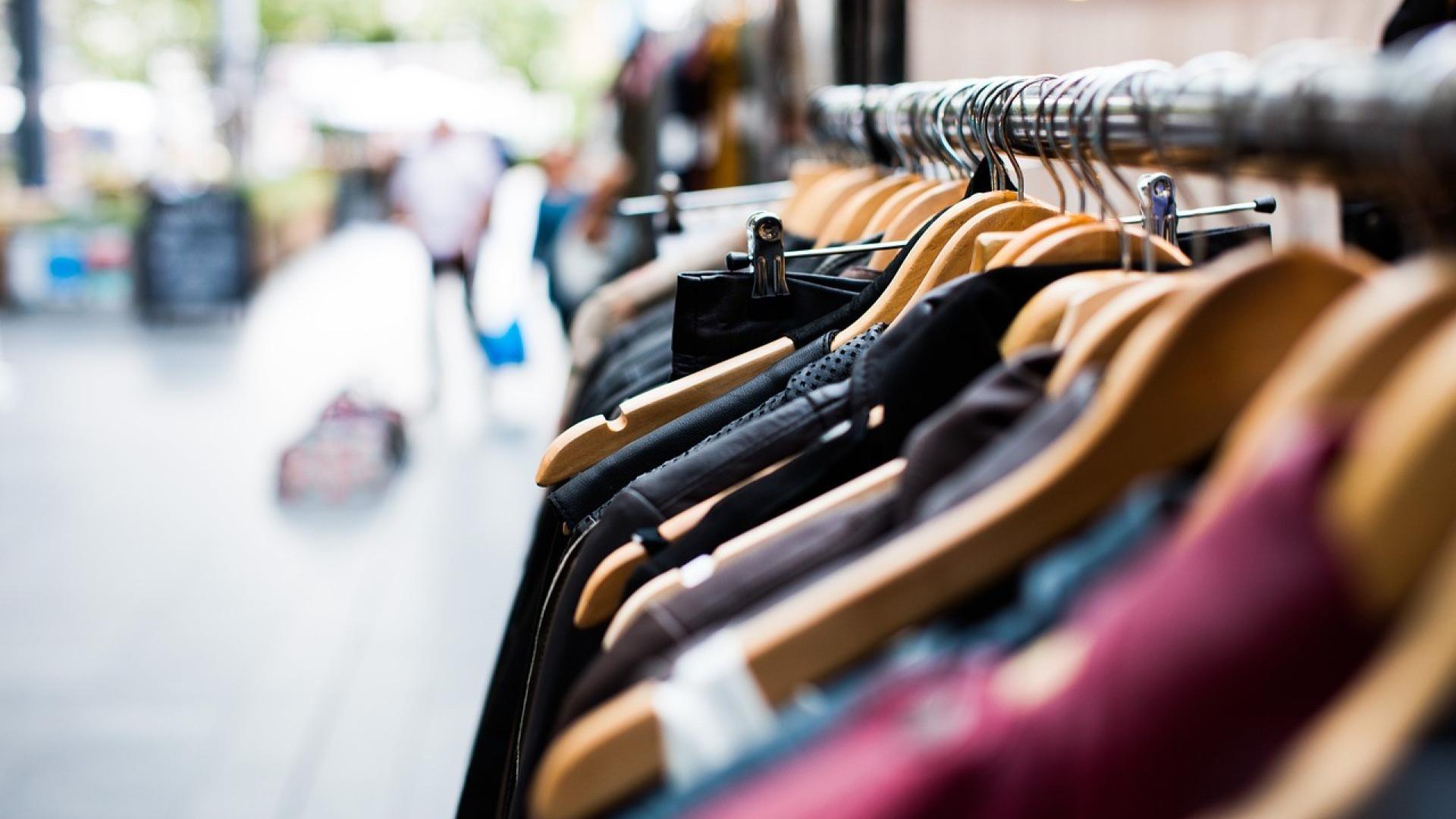 Prendas de ropa en un establecimiento