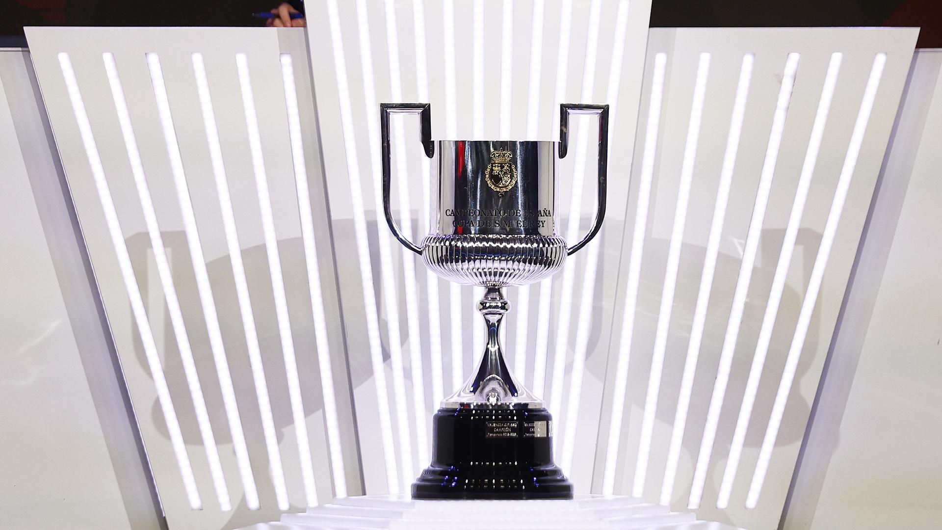Trofeo de la Copa del Rey durante el sorteo de la segunda ronda en la que Osasna quedó emparejado con el Ceuta /
