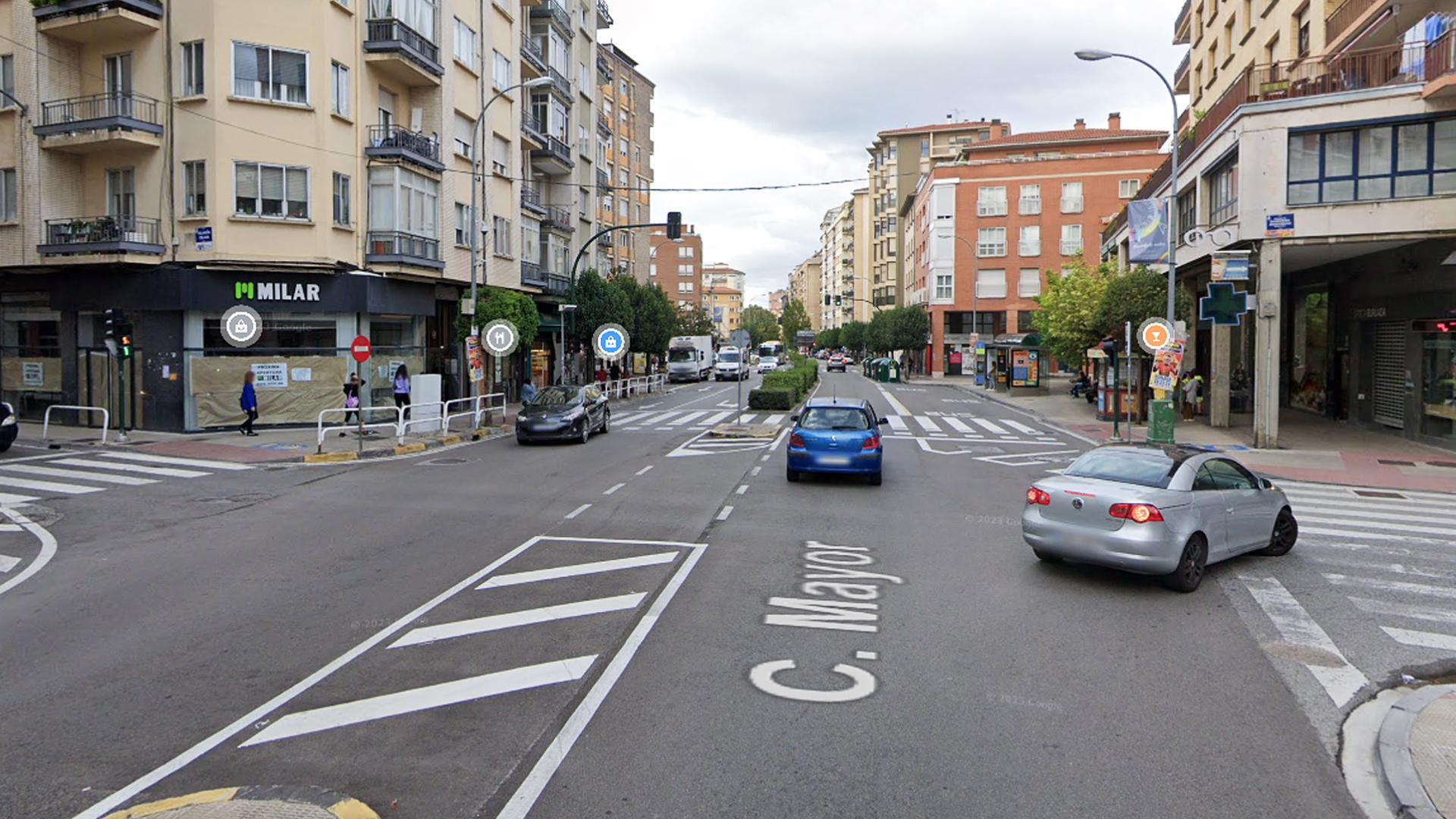 Cruce de la calle Mayor y la calle Merindad de Sangüesa (izda) en Burlada /