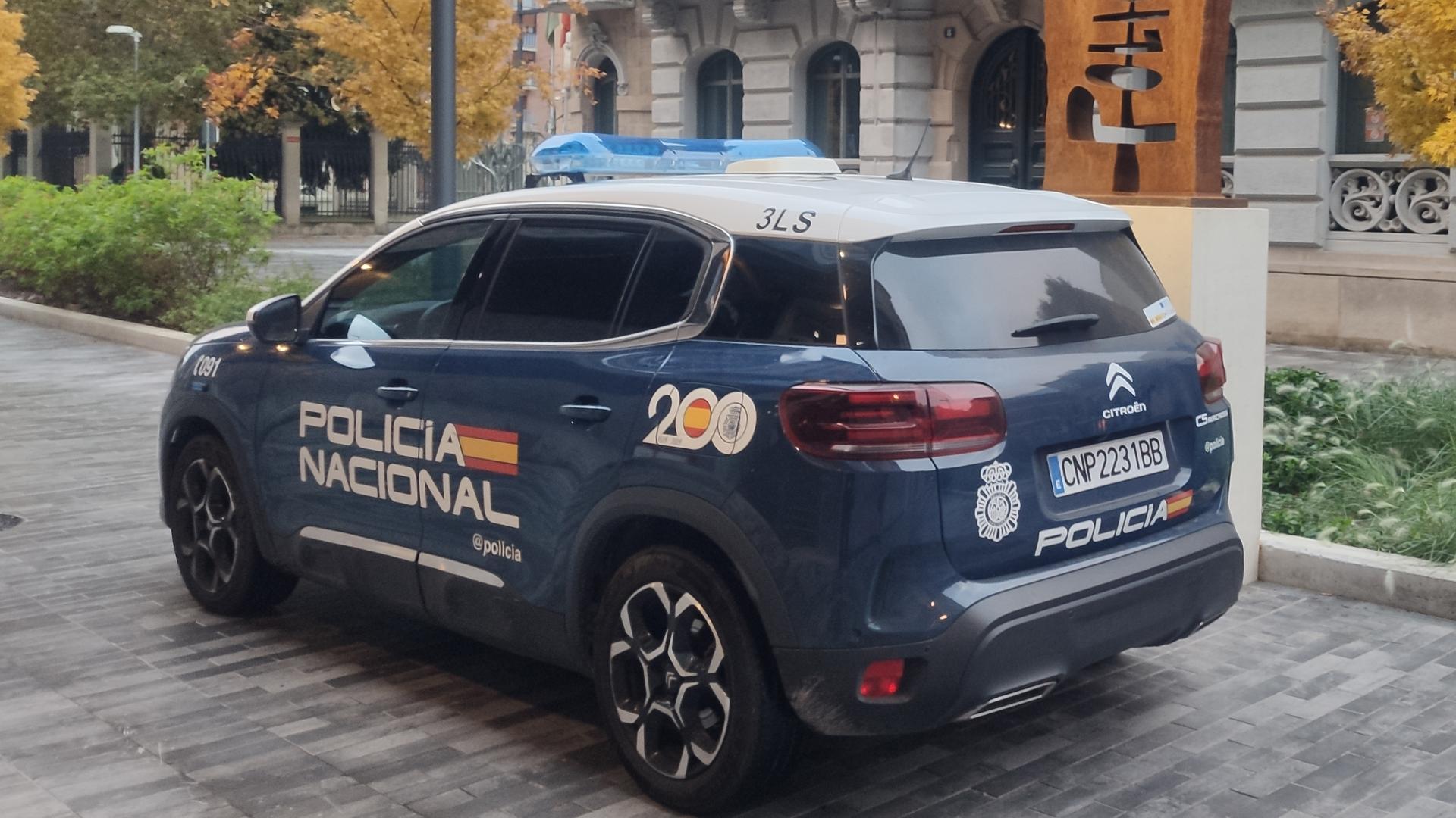 Un vehículo de Policía Nacional en Pamplona