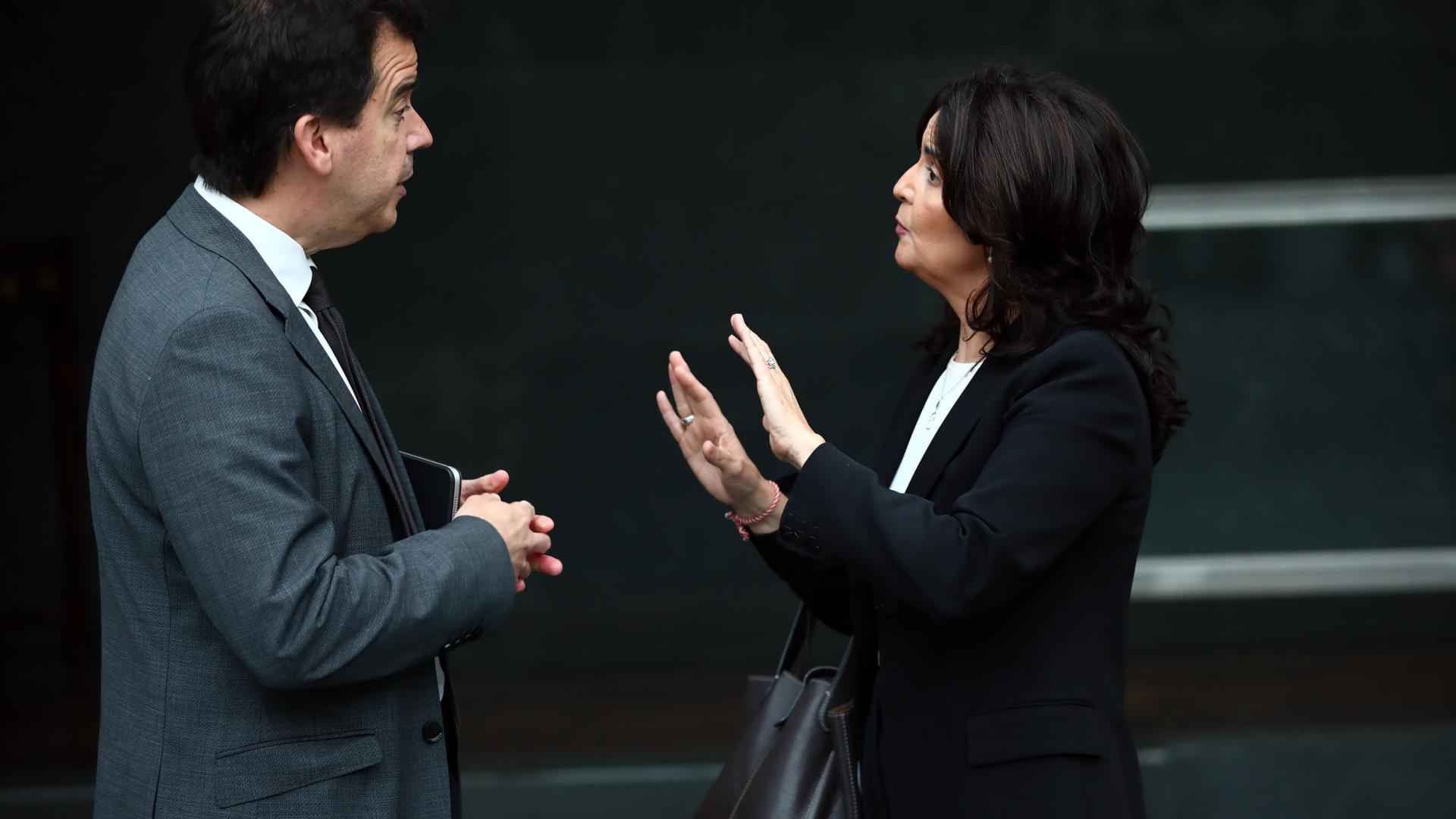 El consejero Irujo y  García Malo (PP) hablan en el atrio del Parlamento, antes de un pleno