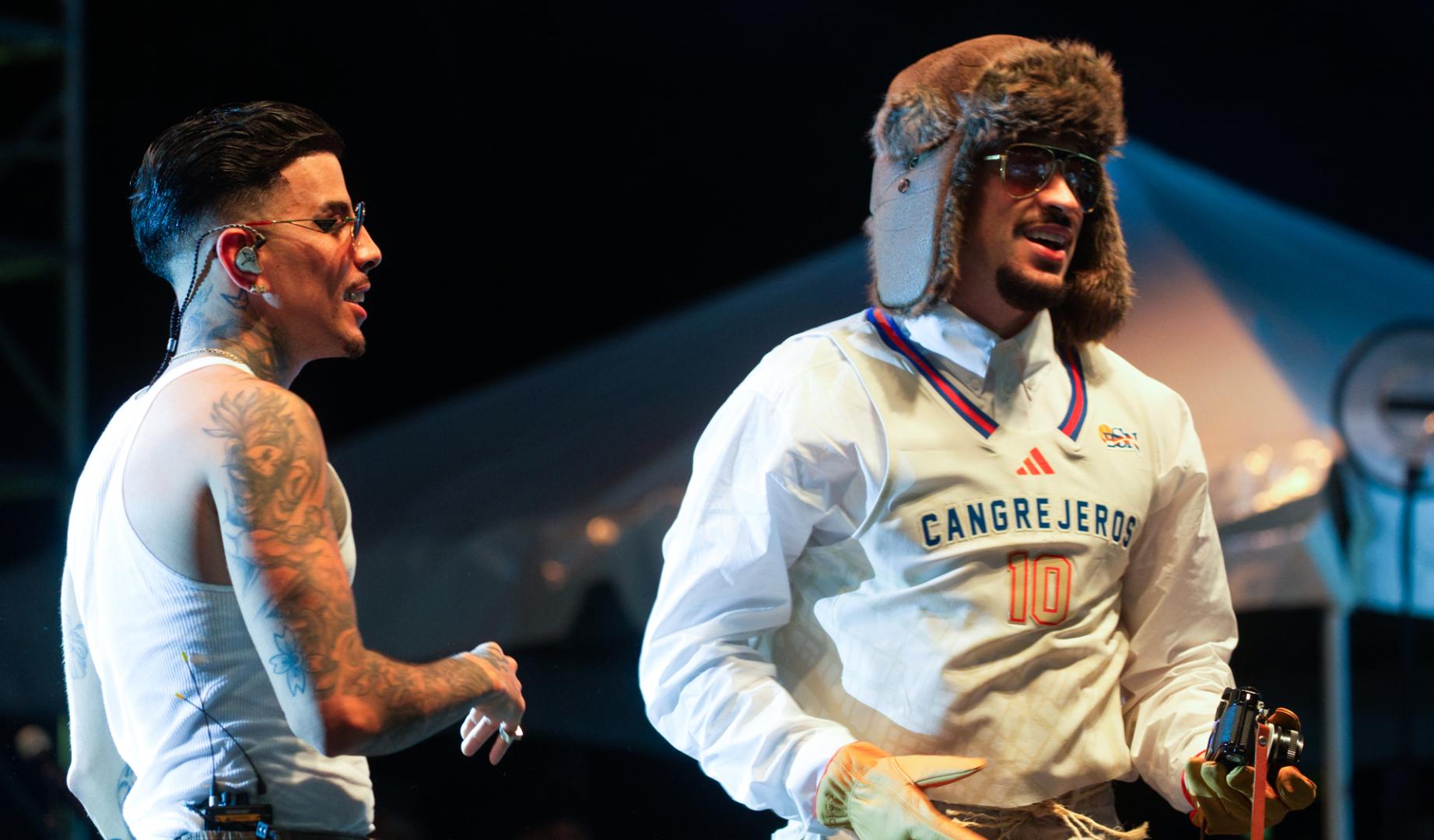 Rauw Alejandro (i) y Bad Bunny cantan en un concierto