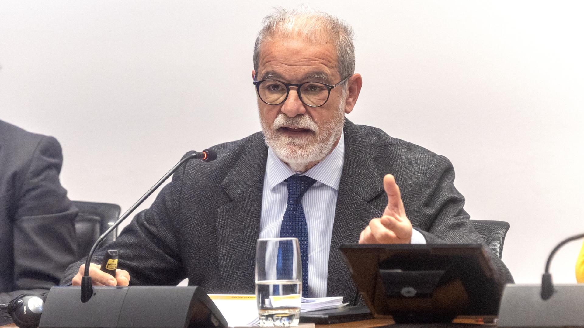 El presidente de la Cámara de Comptos, Ignacio Cabeza, durante su intervención en el Parlamento, explicando el informe sobre las cuentas de Navarra de 2023