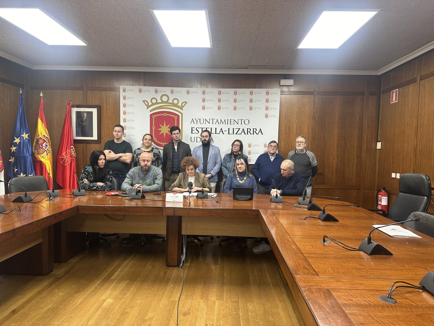 La edil Blanca Regúlez, en el centro de la imagen rodeada por representantes de Geroa Bai en su comparecencia en el salón de plenos del Ayuntamiento de Estella.