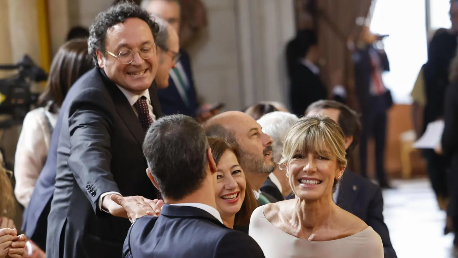 El fiscal general del Estado, Álvaro García Ortiz, saluda a Pedro Sánchez y a la mujer del presidente, Begoña Gómez
