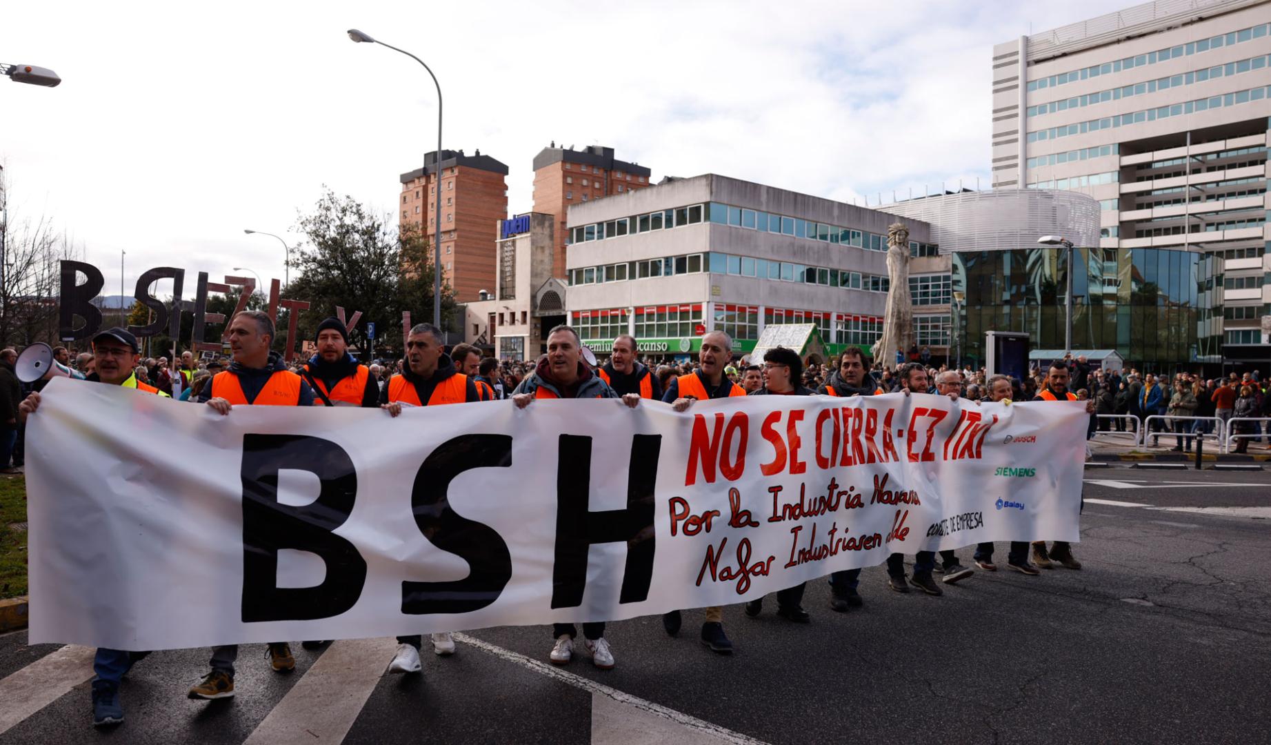 La manifestación de trabajadores de BSH Esquíroz, amenazados por un cierre que la multinacional alemana planea ejecutar en junio del año que viene, ha congregado a varios cientos de personas en los alrededores de los cines Golem Bayona en Pamplona