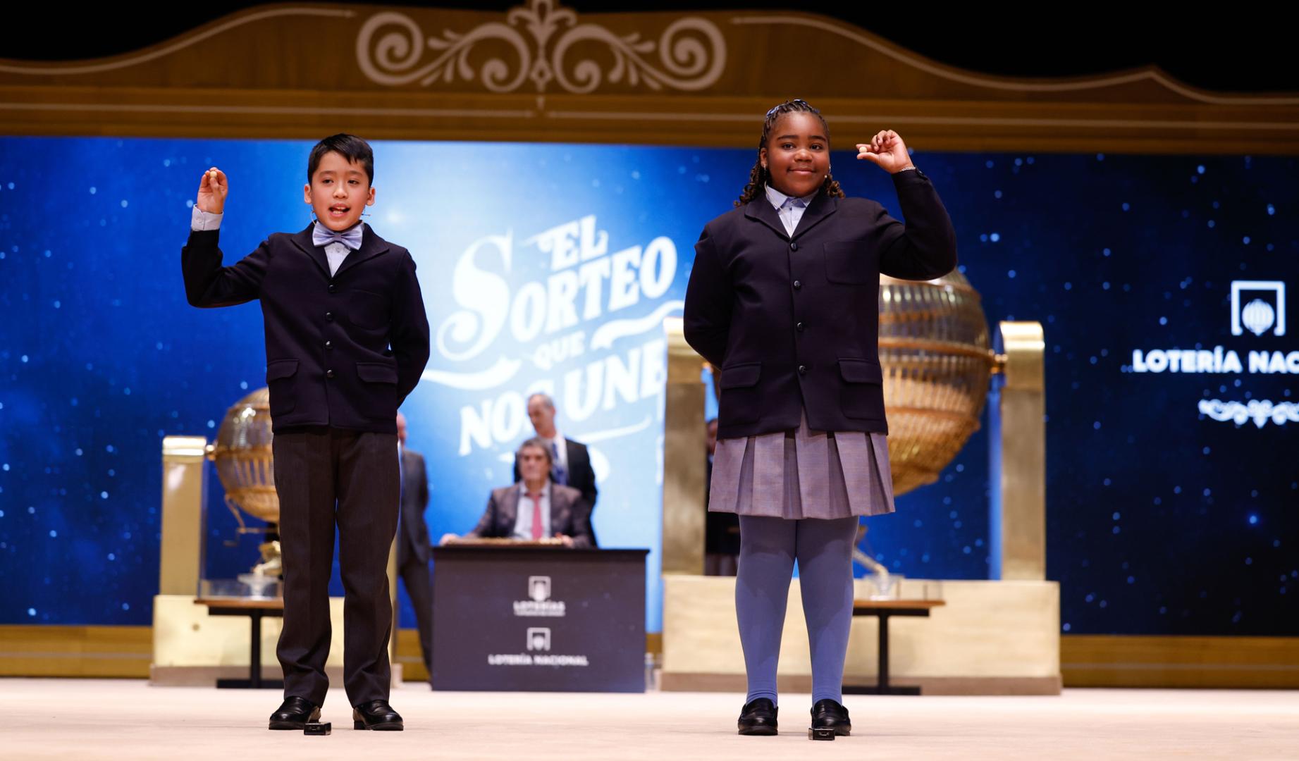 Los niños de la Residencia San Ildefonso de Madrid Ainhoa Rosero (d) y Axiel Kyron (i) muestran el número 11.840, un tercer premio