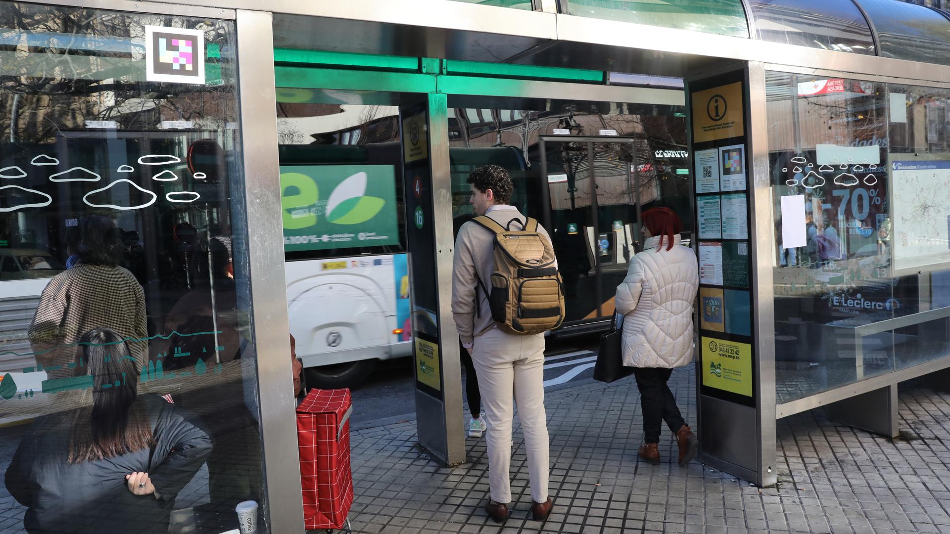 Usuarios aguardan en una marquesina para incorporarse a una de las villavesas en Pamplona