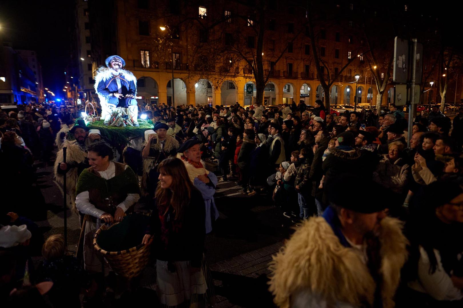 Miles de pamploneses y pamplonesas disfrutaron con la comitiva del Olentzero este martes, 24 de diciembre /