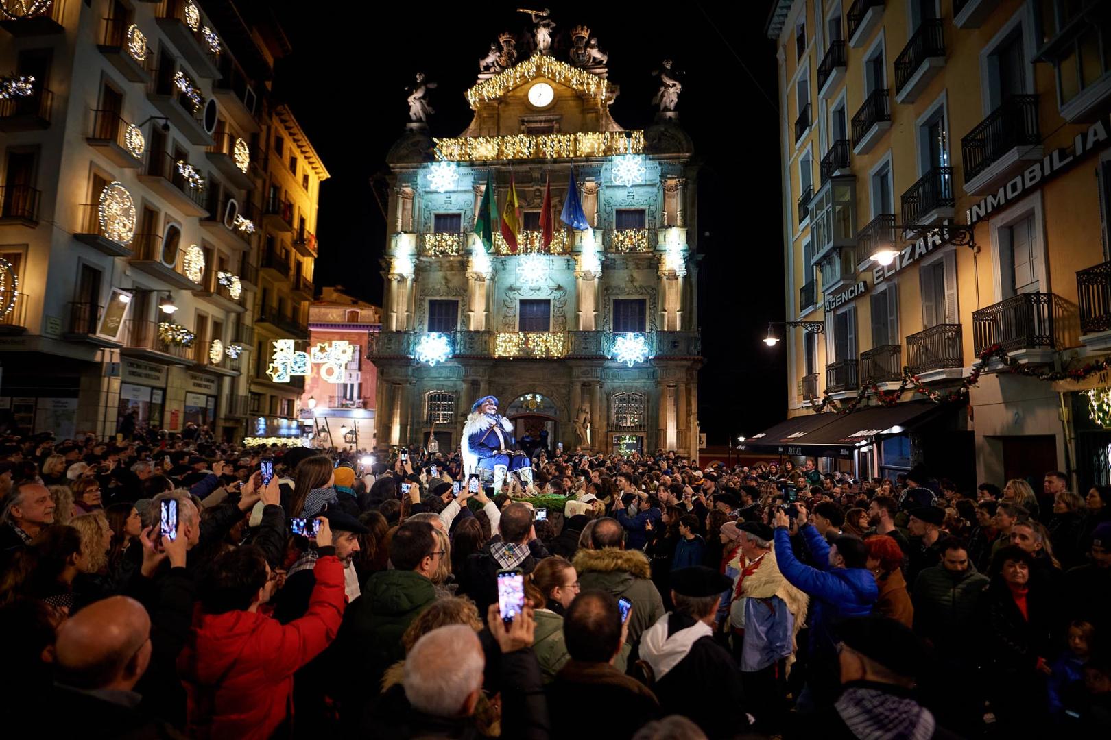 Miles de pamploneses y pamplonesas disfrutaron con la comitiva del Olentzero este martes, 24 de diciembre /