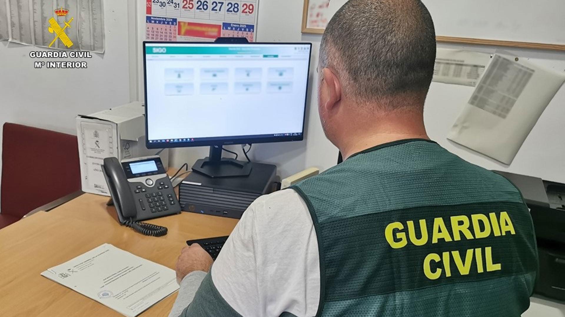 Imagen de archivo de un agente de la Guardia Civil trabajando frente a un ordenador