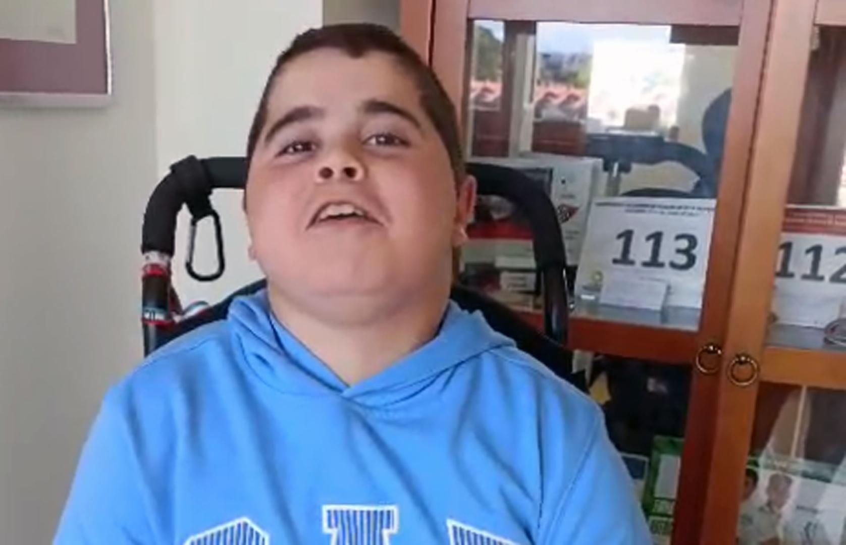 Ismael, de 14 años, sufre distrofia muscular de Duchenne y ha querido animar a participar en el Torneo solidario de Navidad que se ha celebrado este sábado en Ziordia para recaudar fondos para las personas afectadas por esa enfermedad.