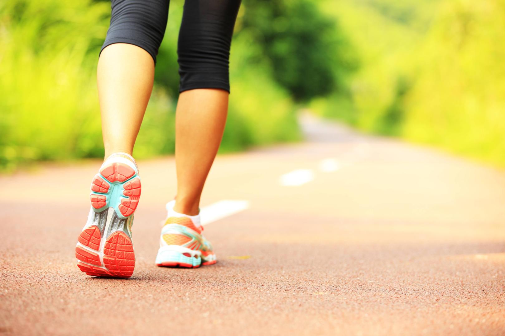 Una mujer anda por un camino