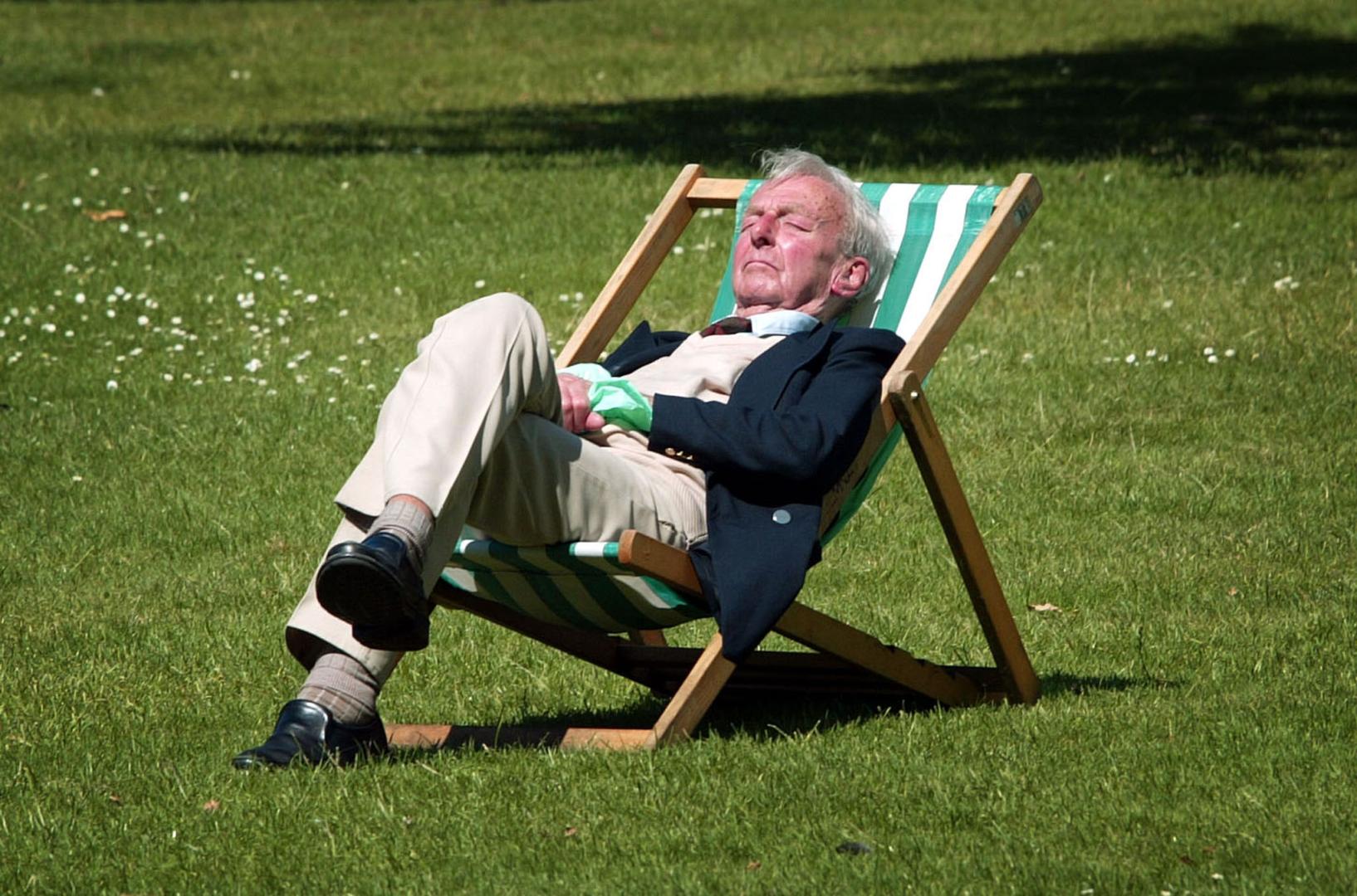 Un hombre duerme la siesta en un parque