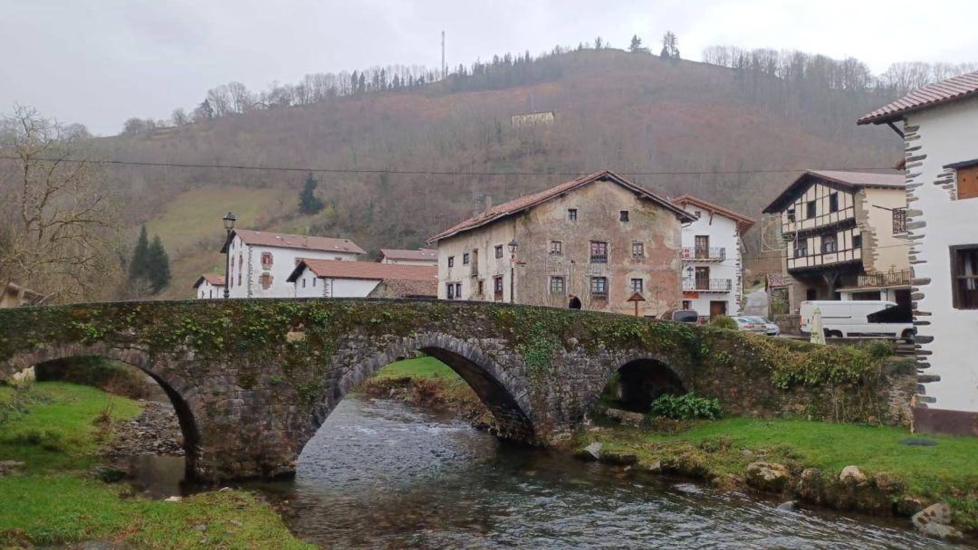 Detalle del puente histórico que salva el río Urumea en el centro urbano de Goizueta