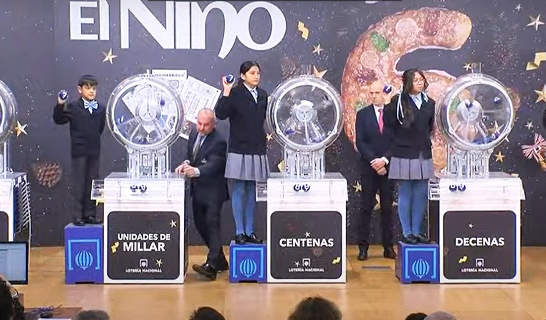 Un momento del sorteo de la Lotería del Niño este lunes, 6 de enero