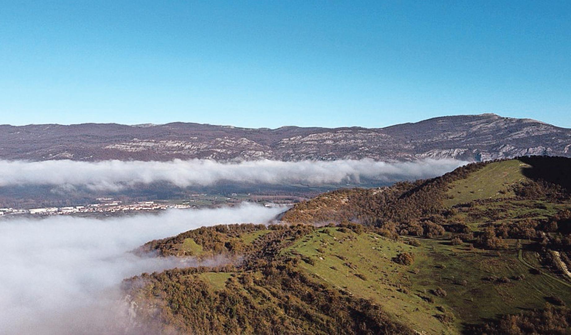 La sierra de Aralar al fondo en una imagen tomada desde Sakana /