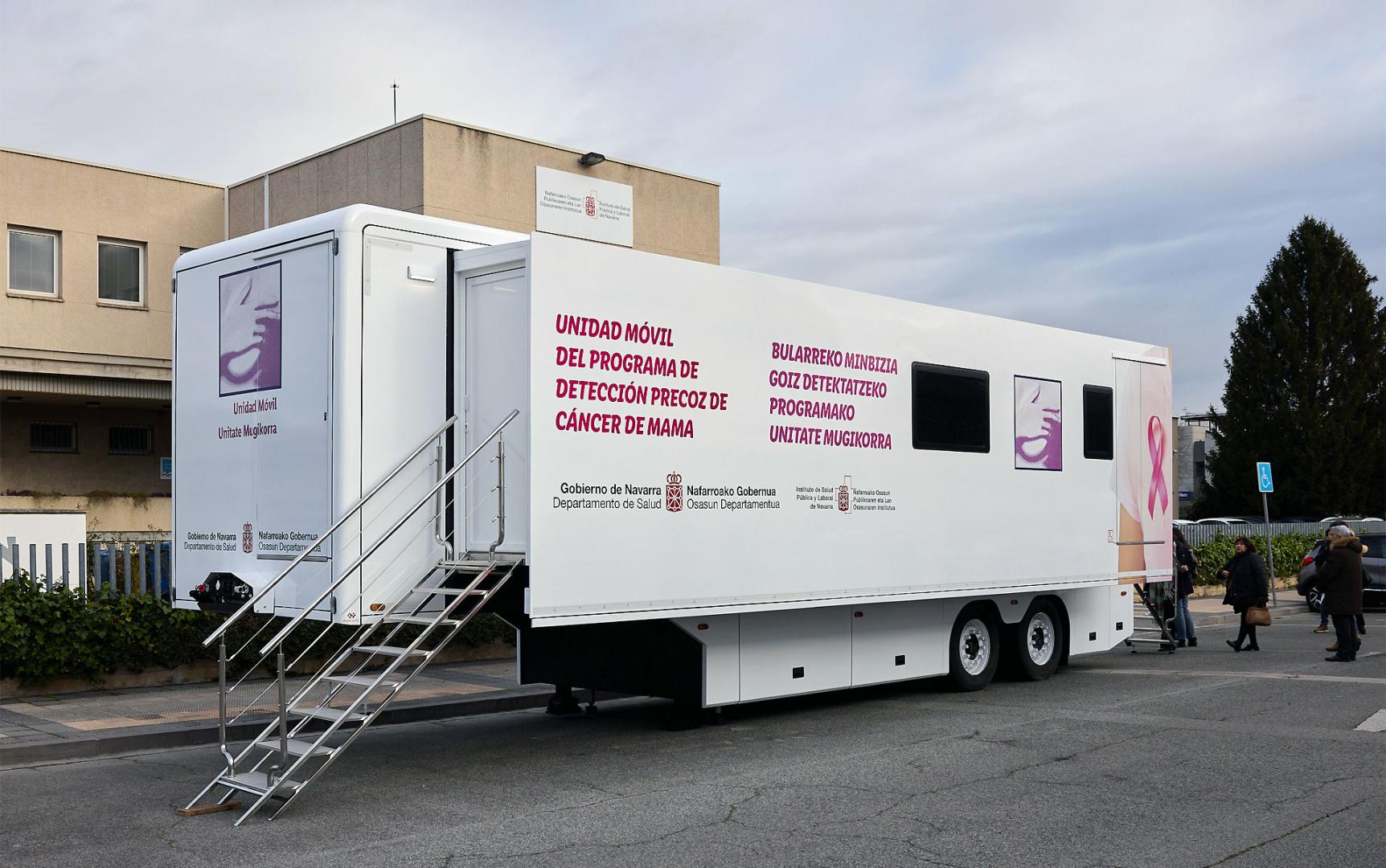 Exterior de la nueva unidad móvil de mamografías del Programa de Detección Precoz de Cáncer de Mama de Navarra