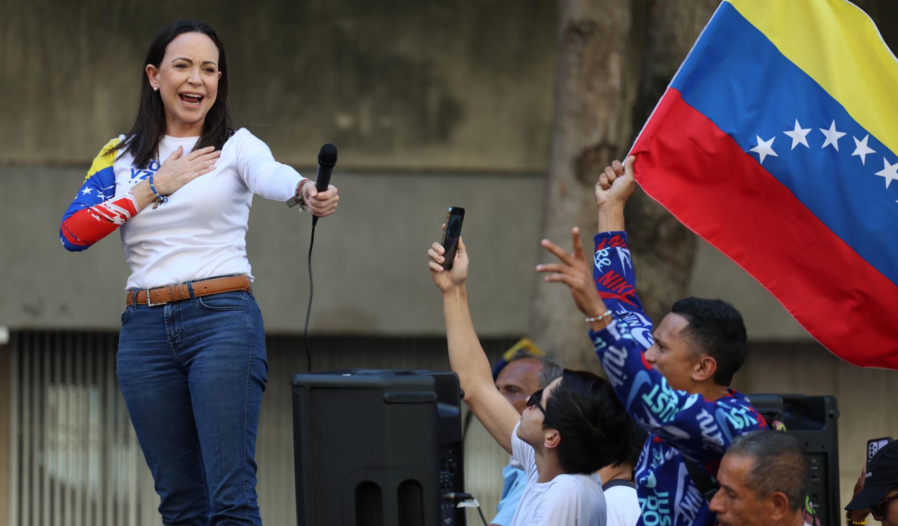 La líder antichavista María Corina Machado saluda a sus seguidores este jueves, en una manifestación en Caracas (Venezuela)
