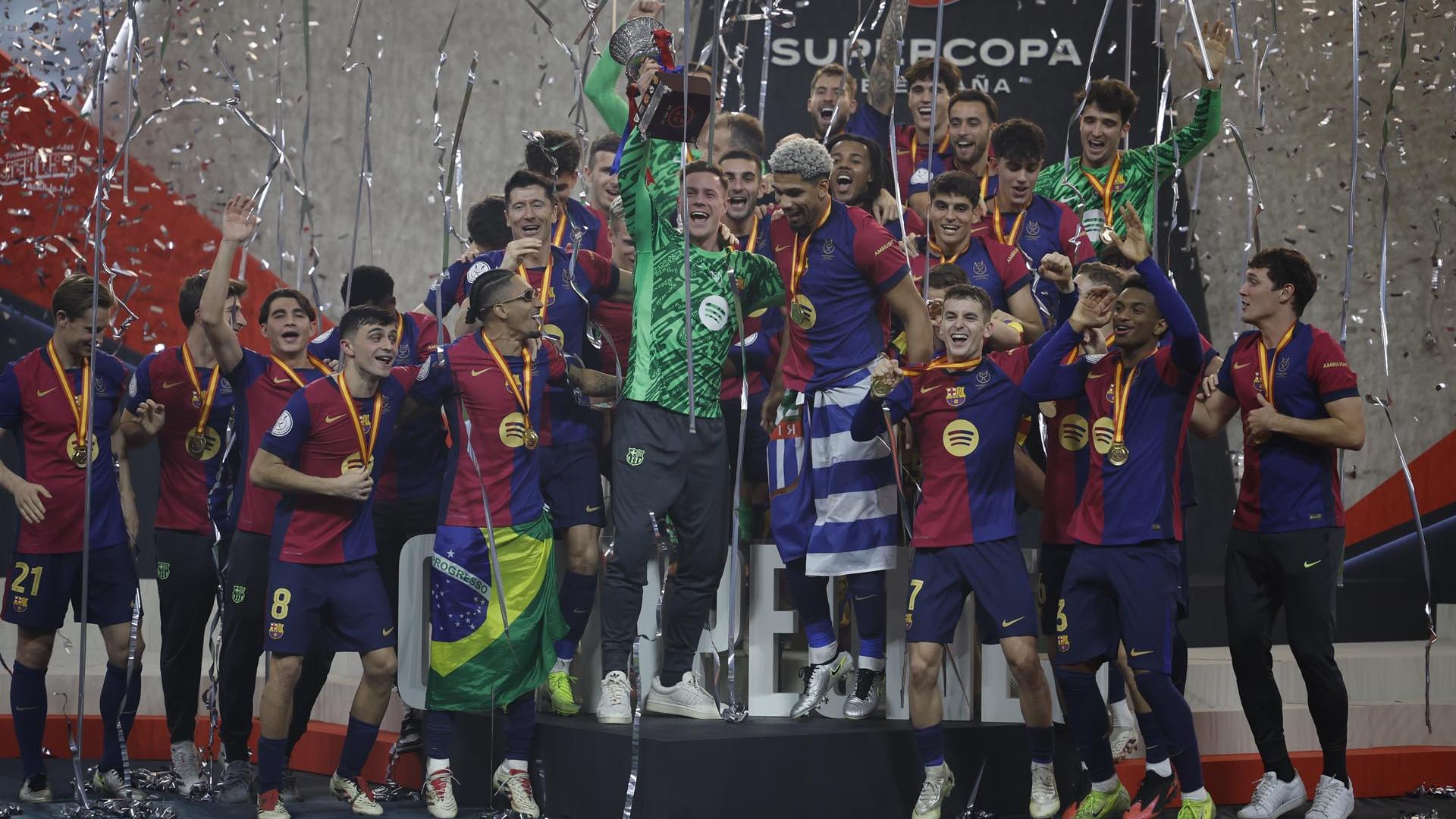 Los jugadores del Barcelona levantan el trofeo de ganadores de la Supercopa de España