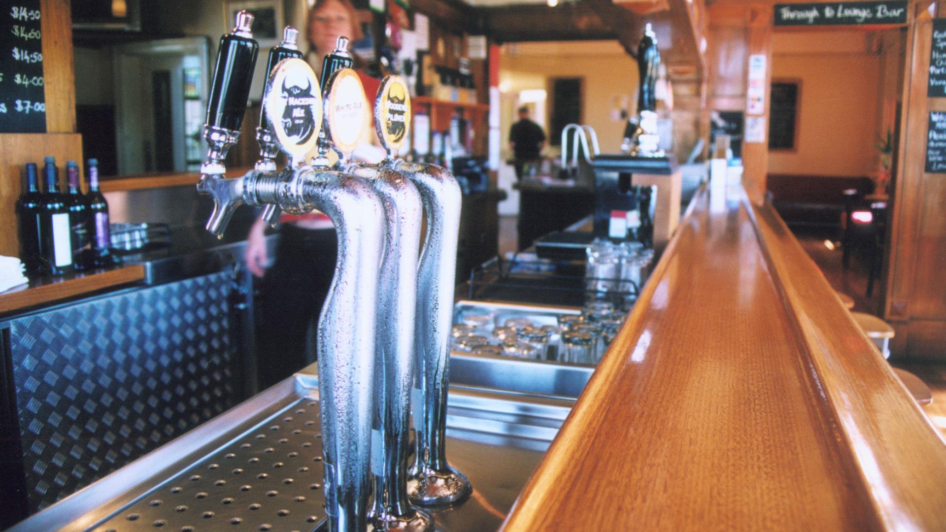 Tiradores de cerveza en un bar