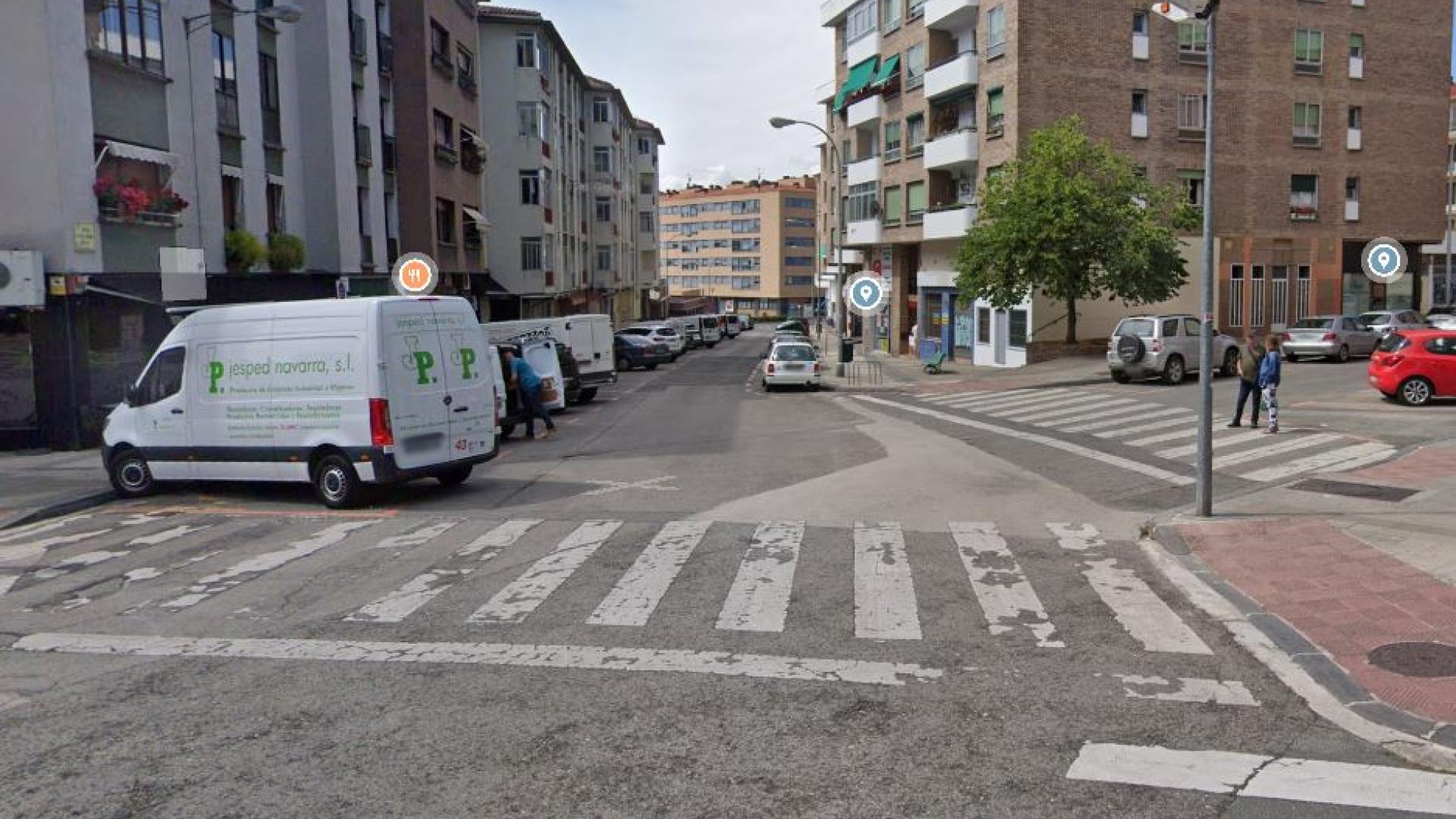 El siniestro se ha producido este lunes, a las 11:55 horas, en la calle Cruz de Barcacio, en la Rochapea