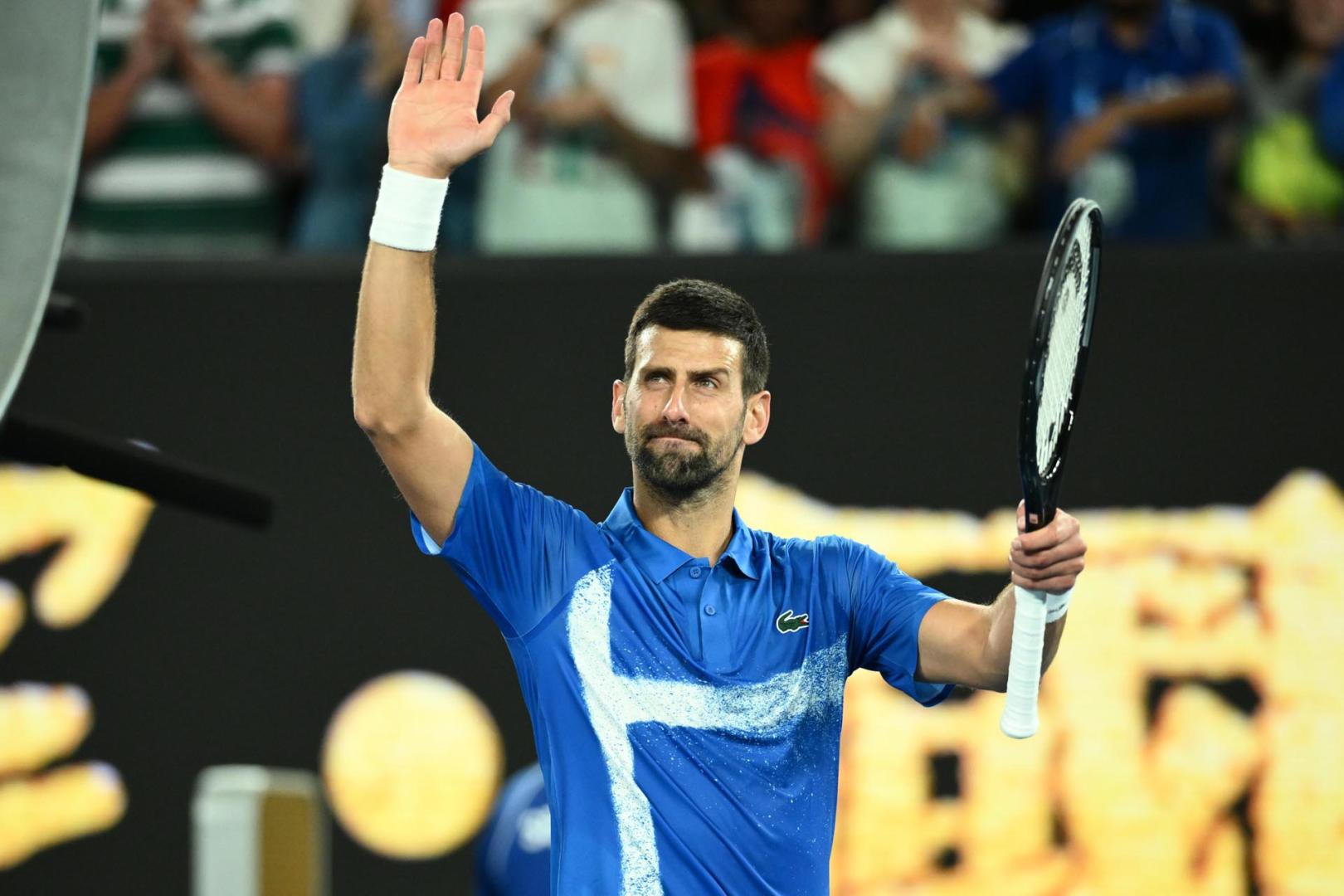 Djokovic saluda al público tras ganar a Nishesh Basavareddy.