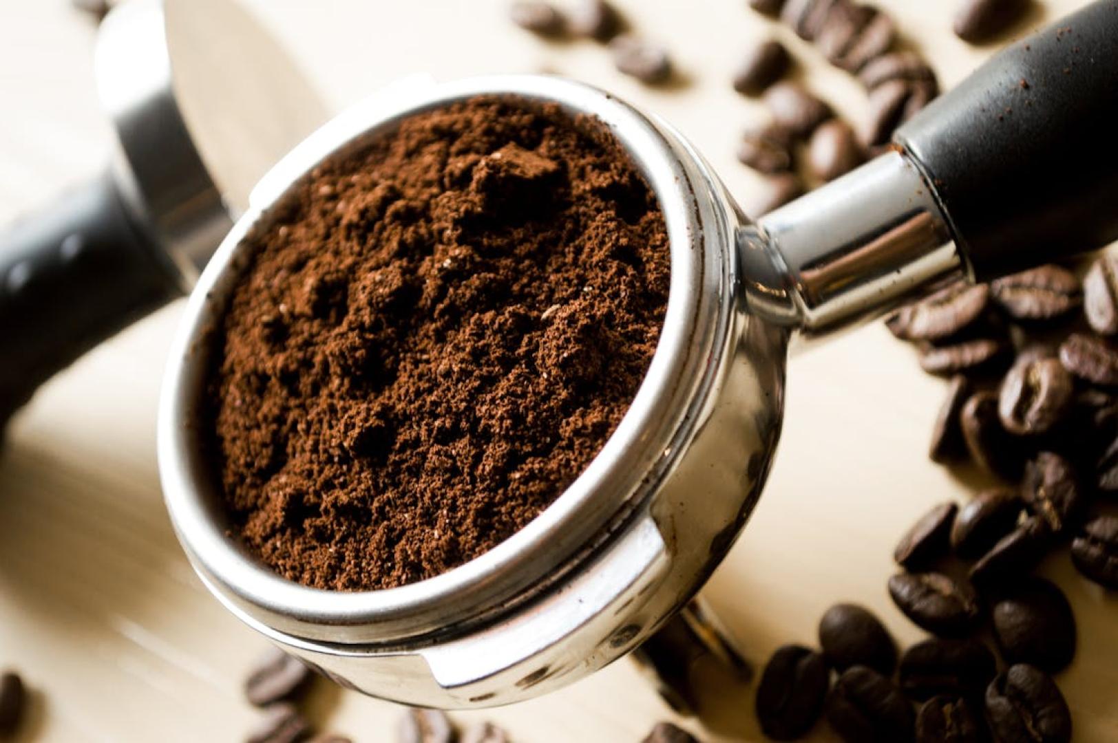 Un brazo de cafetera con café molido