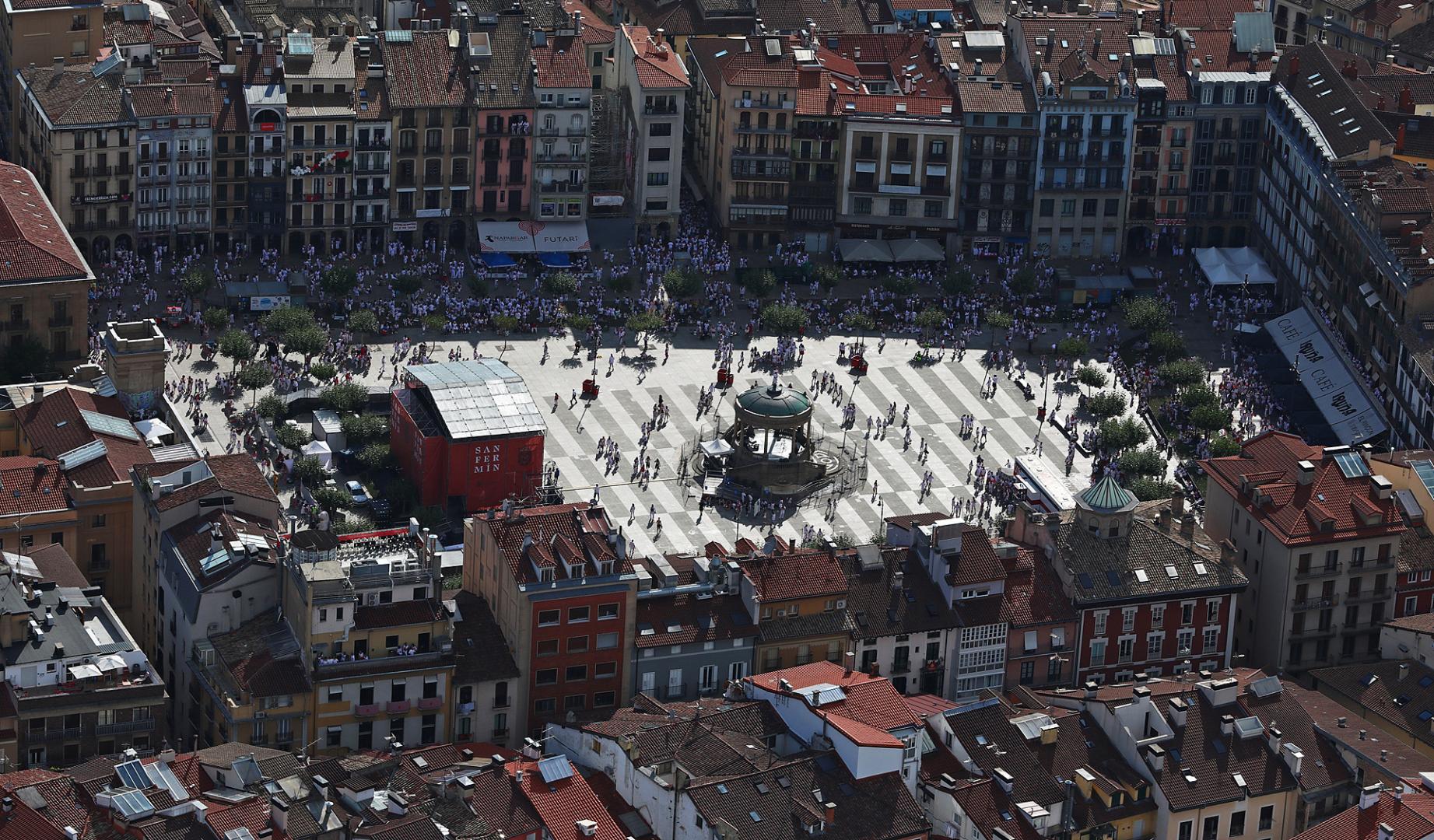 Vista de la plaza del Castillo en unos Sanfermines. El Casco Antiguo es una de las zonas donde más se incrementa la contribución /