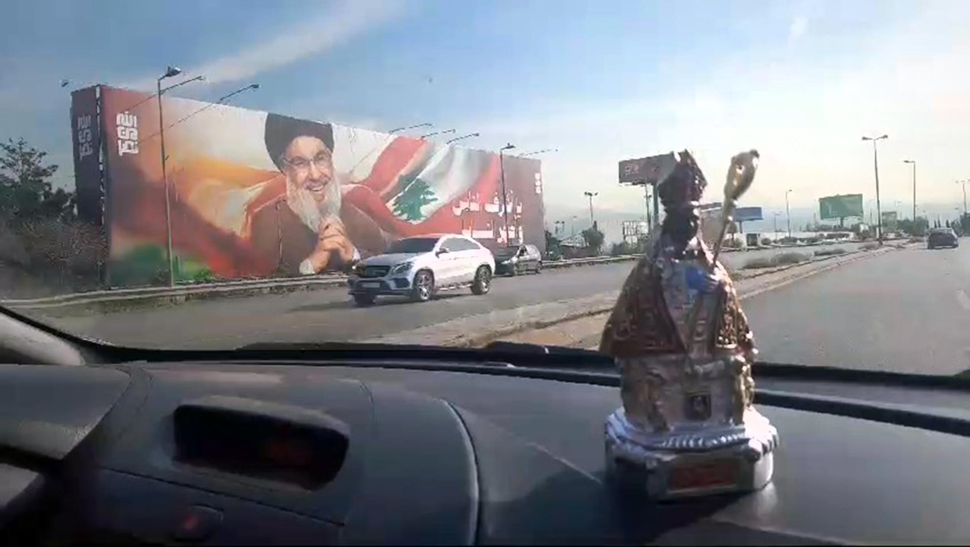 La figura de San Fermín, dentro del coche del periodista viaja al sur del Líbano.
