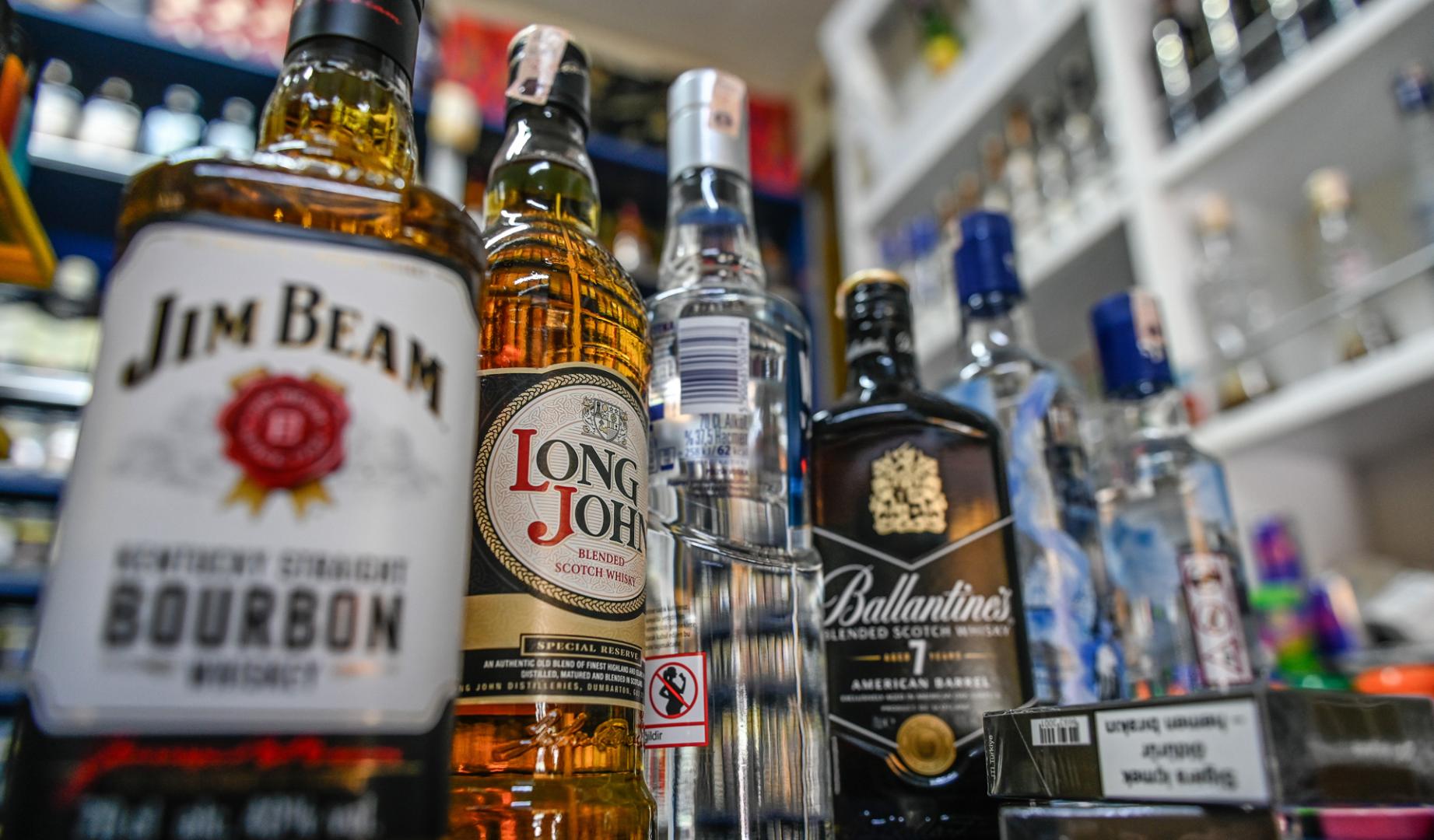 Imagen de archivo de varias botellas de alcohol