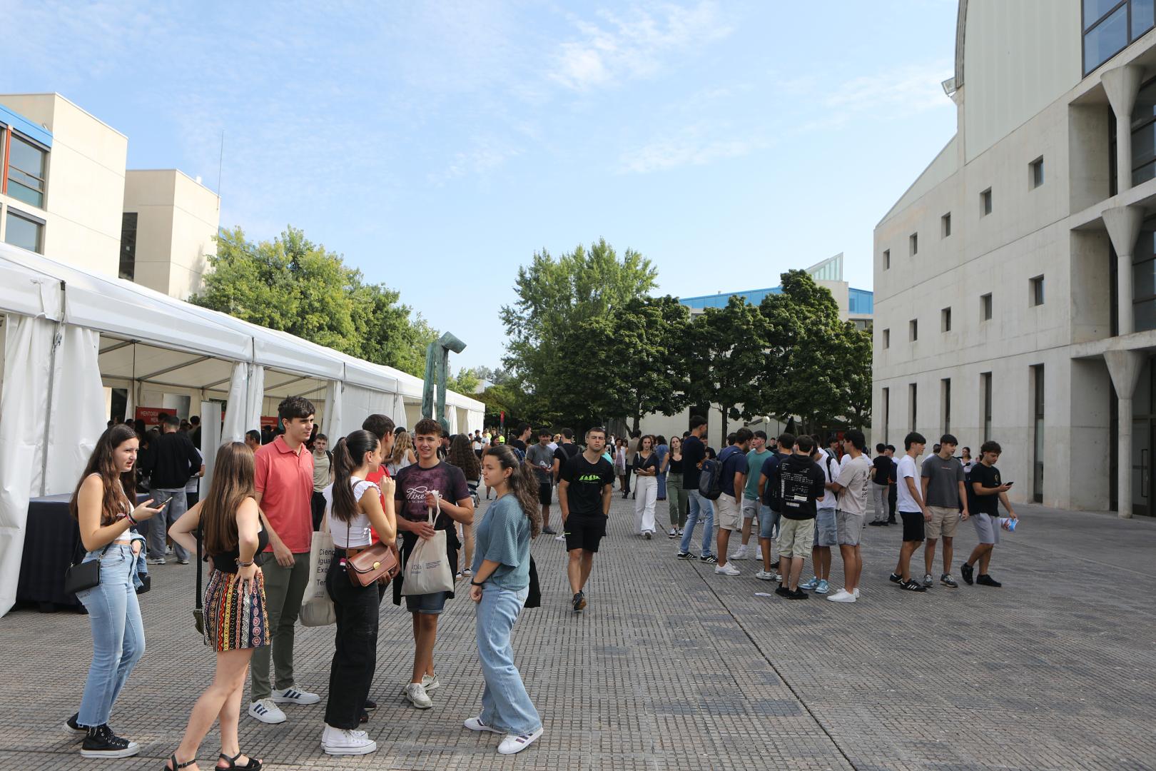 Universitarios en el campus de la Universidad Pública de Navarra