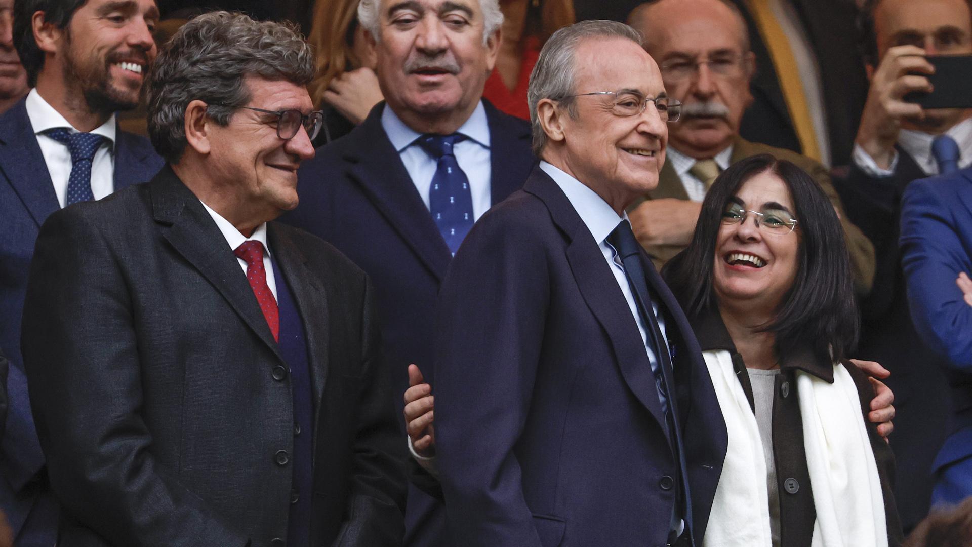 El gobernador del Banco de España, José Luis Escrivá; el presidente del Real Madrid, Florentino Pérez, y la alcaldesa de Las Palmas, Carolina Darias