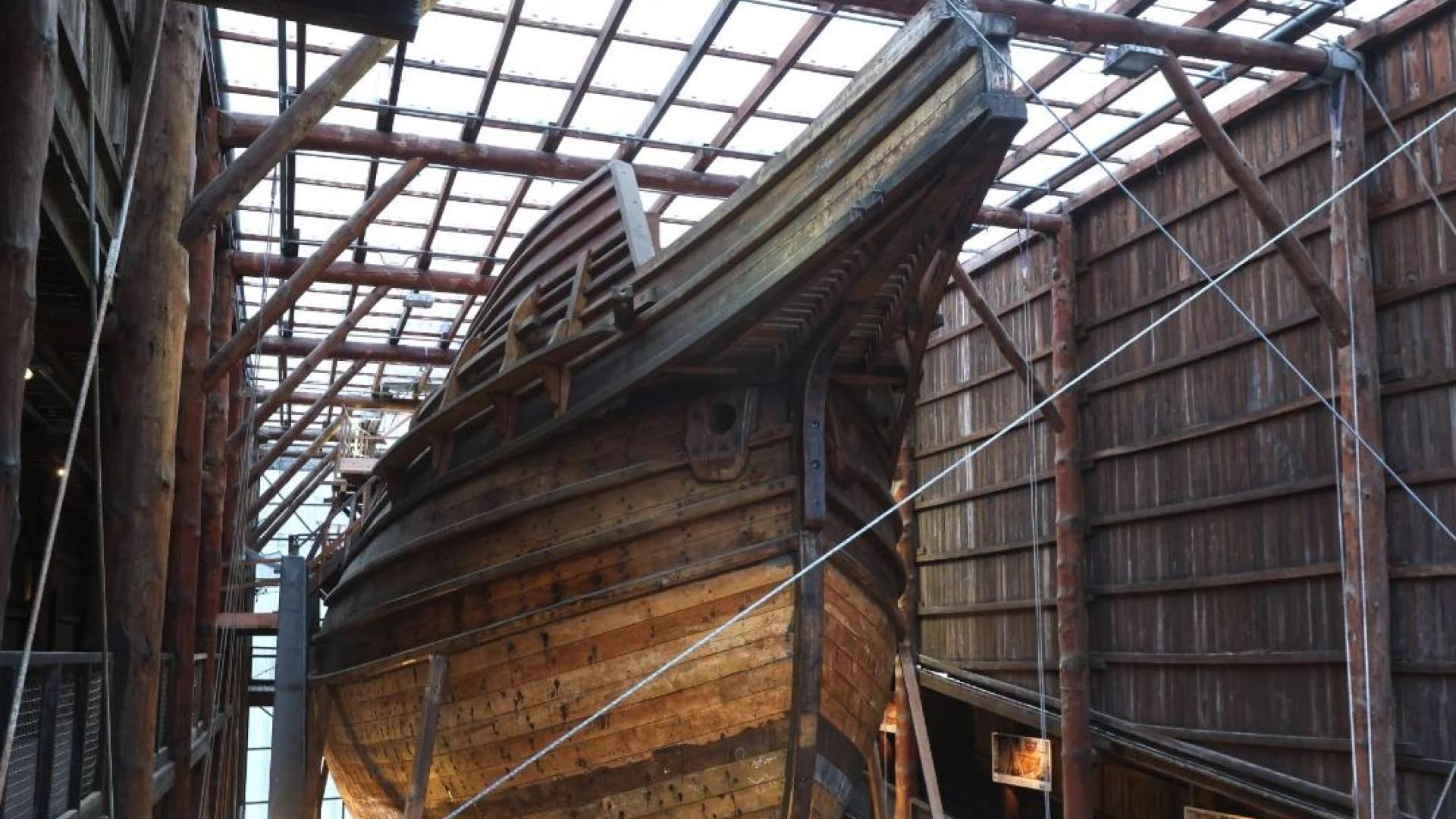 El casco de la nao San Juan reposa en el astillero de Albaola, en Pasajes.