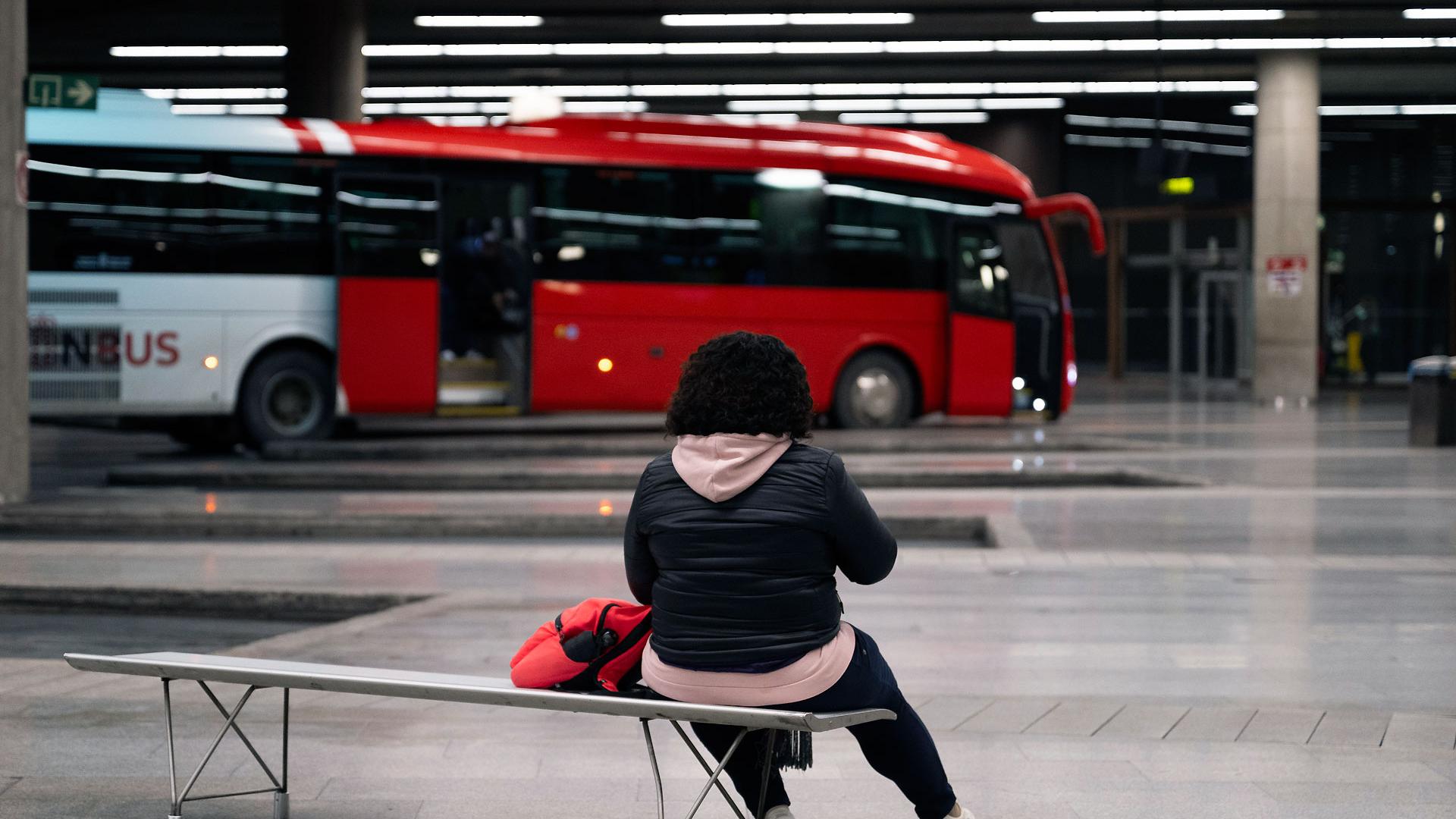 Una mujer, en el interior de la estación de autobuses de Pamplona este jueves