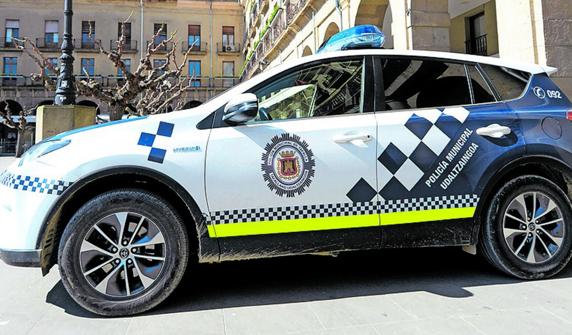 Un vehículo de Policía Municipal estacionado en la plaza