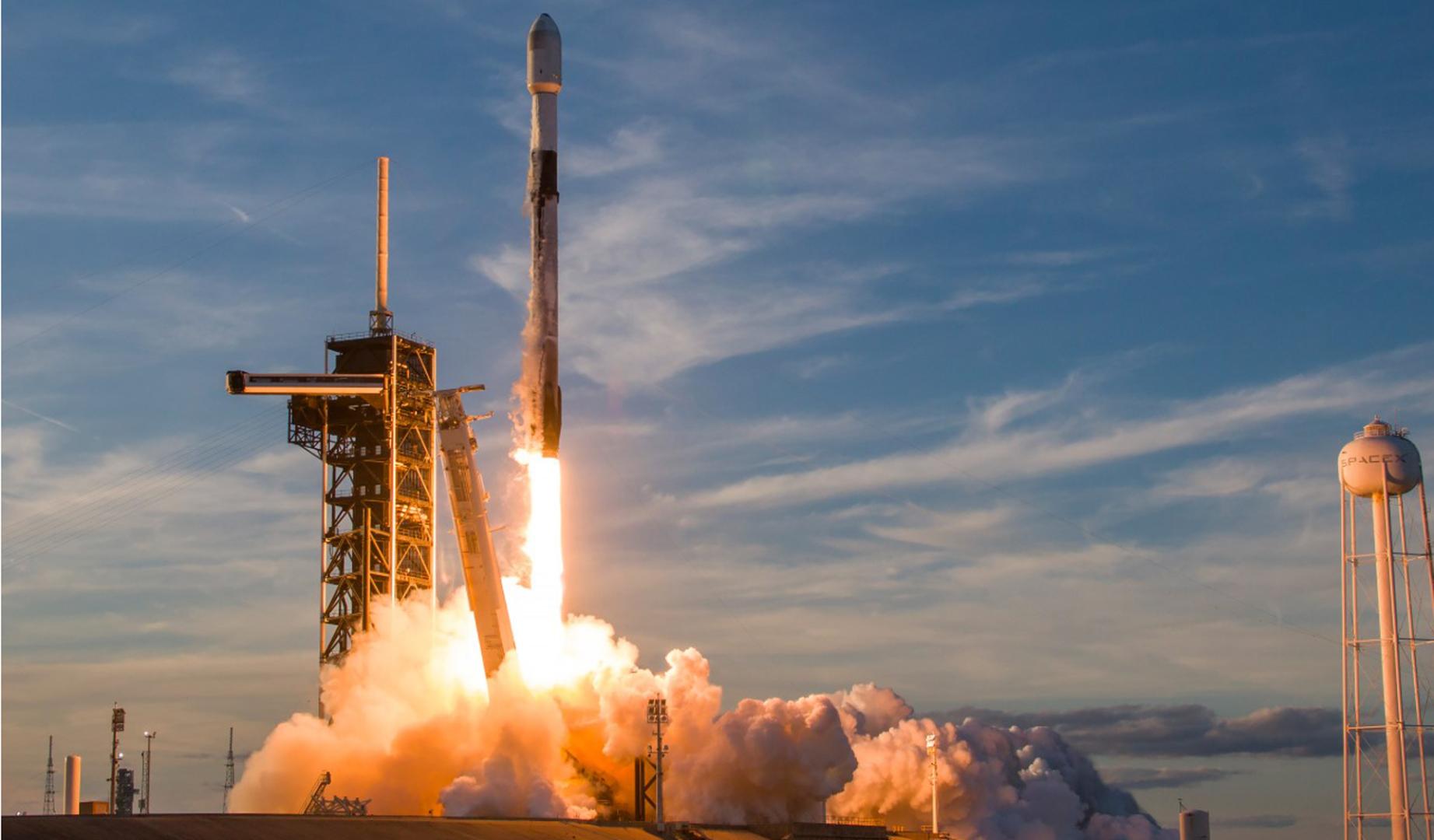 Fotografía tomada de la red social X de la cuenta oficial SpaceX (@SpaceX) del cohete Falcon 9 despegando este miércoles con el SpainSat NG I, en Cabo Cañaveral (Estados Unidos)