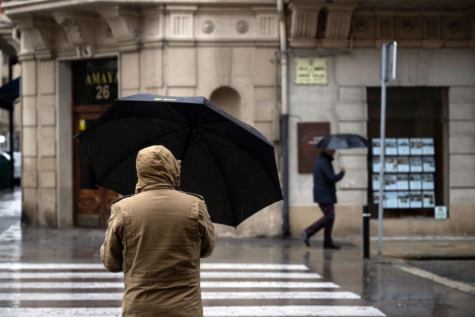 Mañana de paraguas este jueves en Pamplona