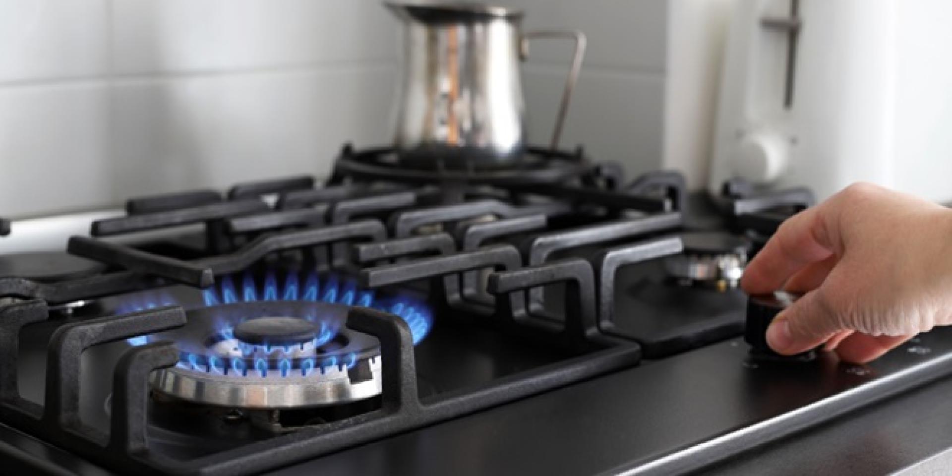 Una persona enciende el gas de una cocina