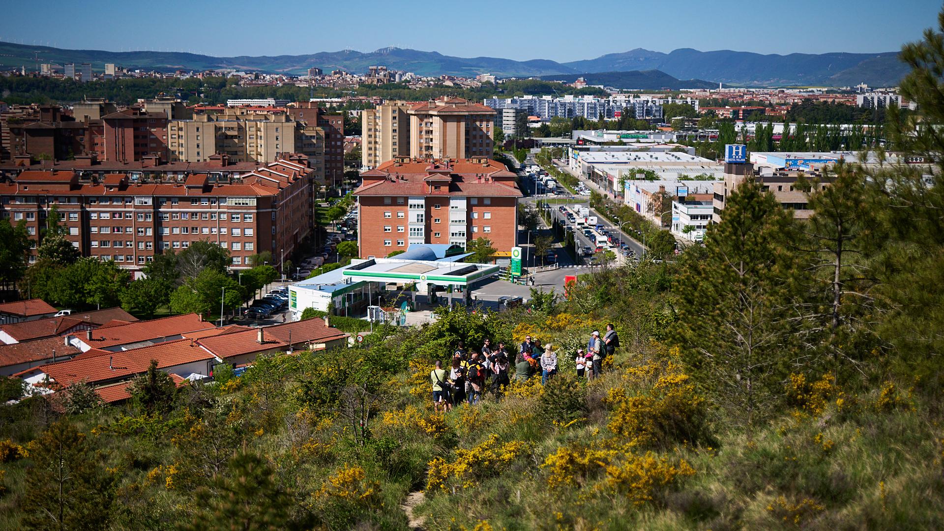 Villava desde Ezkaba Txiki en una actividad medioambiental /