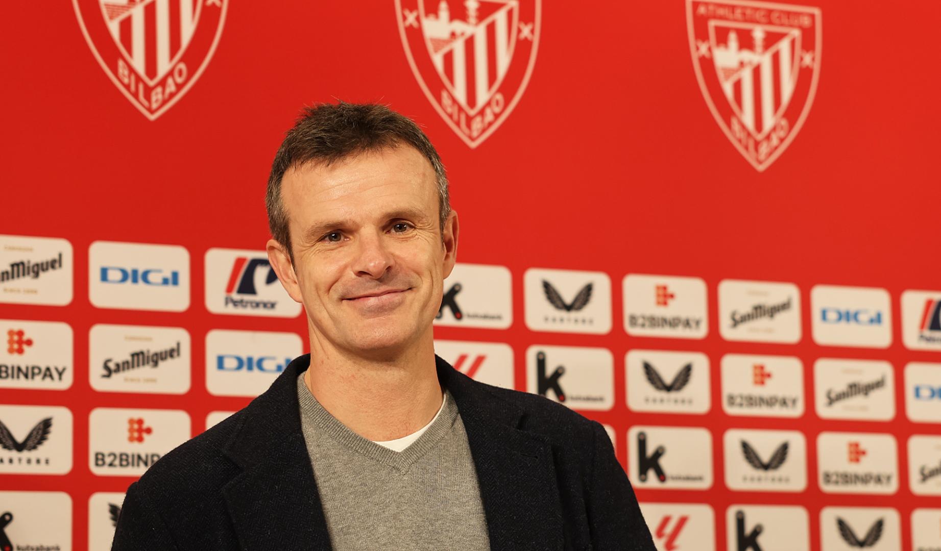 El presidente del Athletic Clun, Jon Uriarte, antes de la rueda de prensa para hacer balance de cómo va la temporada /