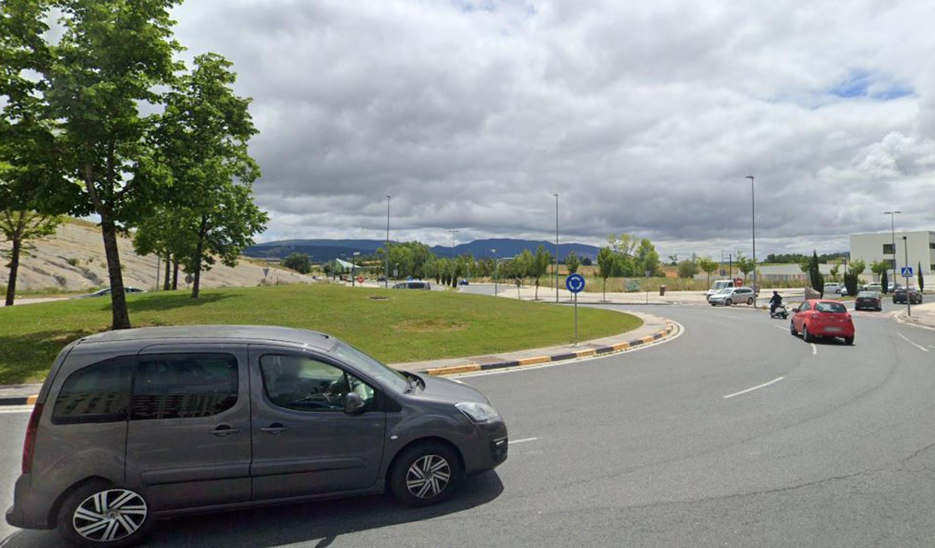 Rotonda situada en el cruce de la calle Adela Bazo con la avenida Juan Pablo II de Pamplona