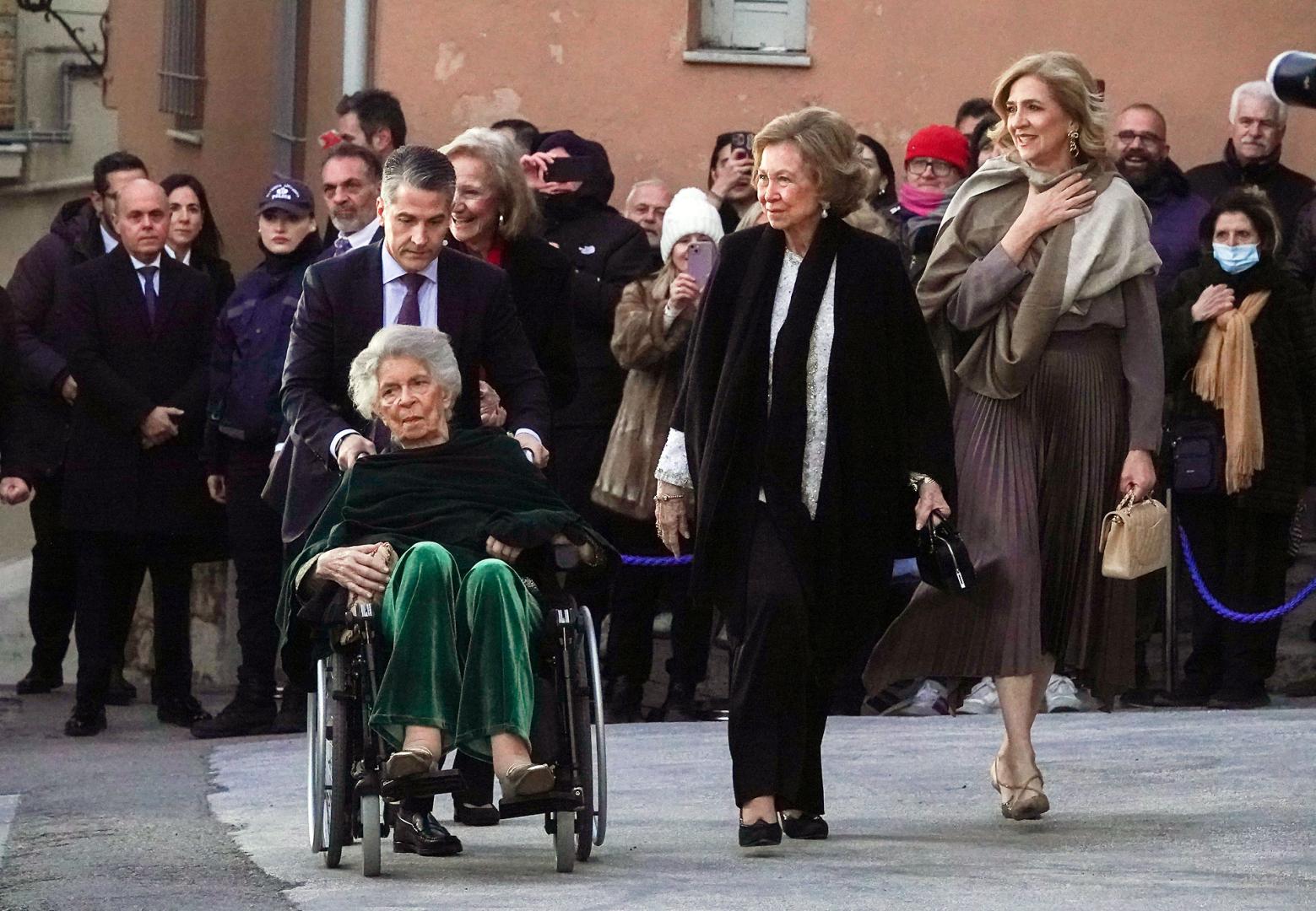 La reina Sofía asistió a la boda de su sobrino Nicolás de Grecia con Jrysí Vardinoyanni, acompañada por Irene de Grecia y la infanta Cristina